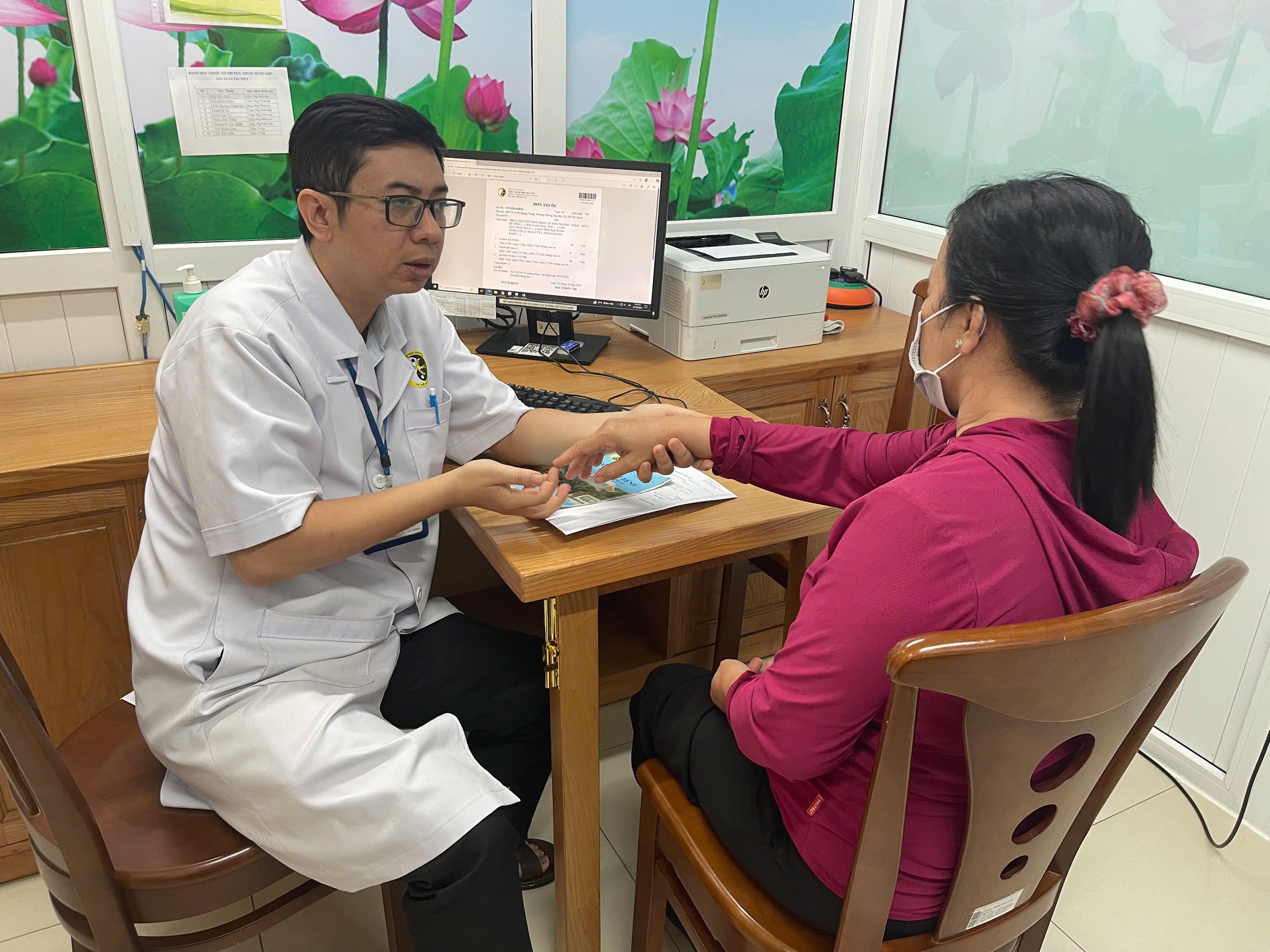 Bệnh đa số “dân” văn phòng mắc phải - Ảnh 2.