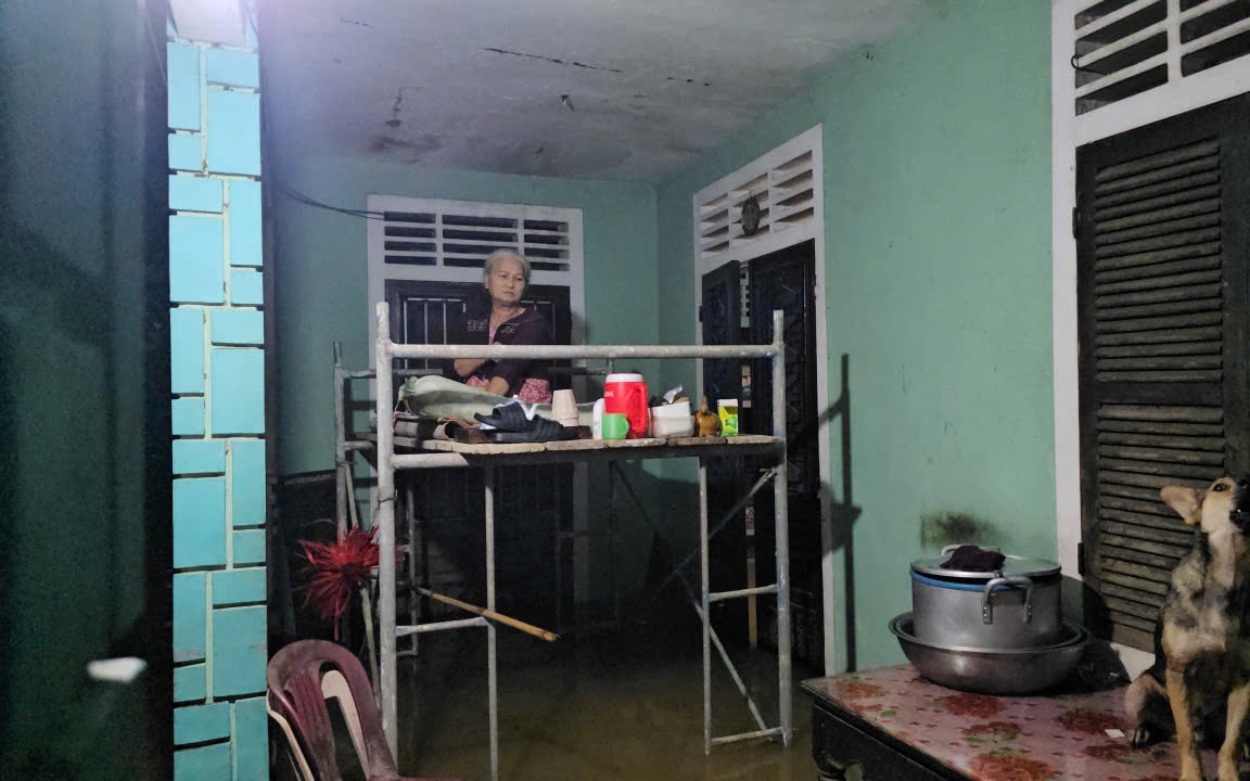 Mưa lớn, khu xóm trọ thức xuyên đêm chạy lụt