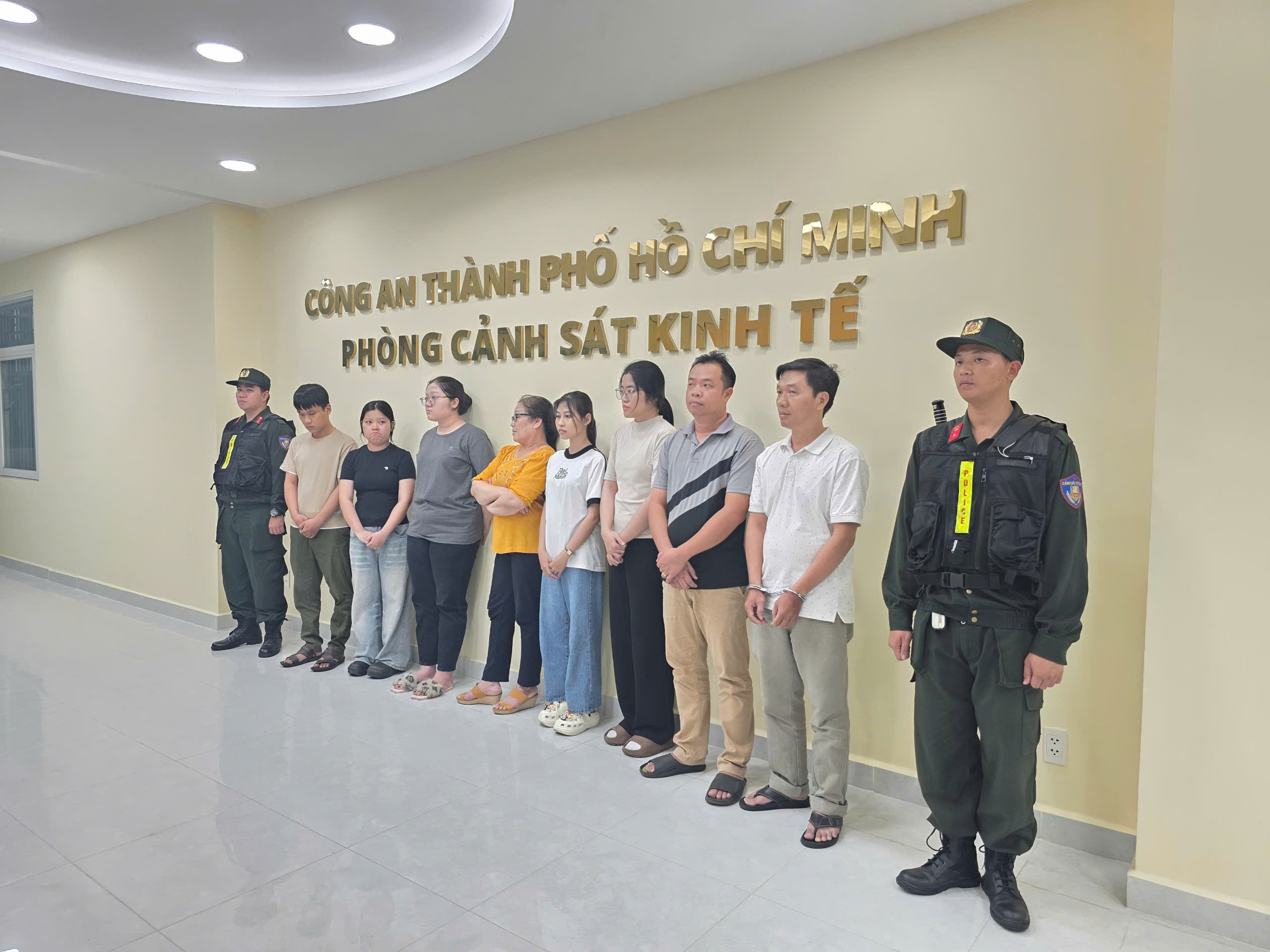Công an TP HCM bắt giám đốc Công ty Nguyên Hương - Ảnh 1.