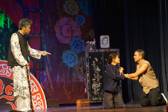 Giải Mai V&agrave;ng - Đề cử hạng mục "Vở diễn s&acirc;n khấu": D&agrave;n dựng th&ocirc;ng minh, tiết tấu sinh động - Ảnh 4.