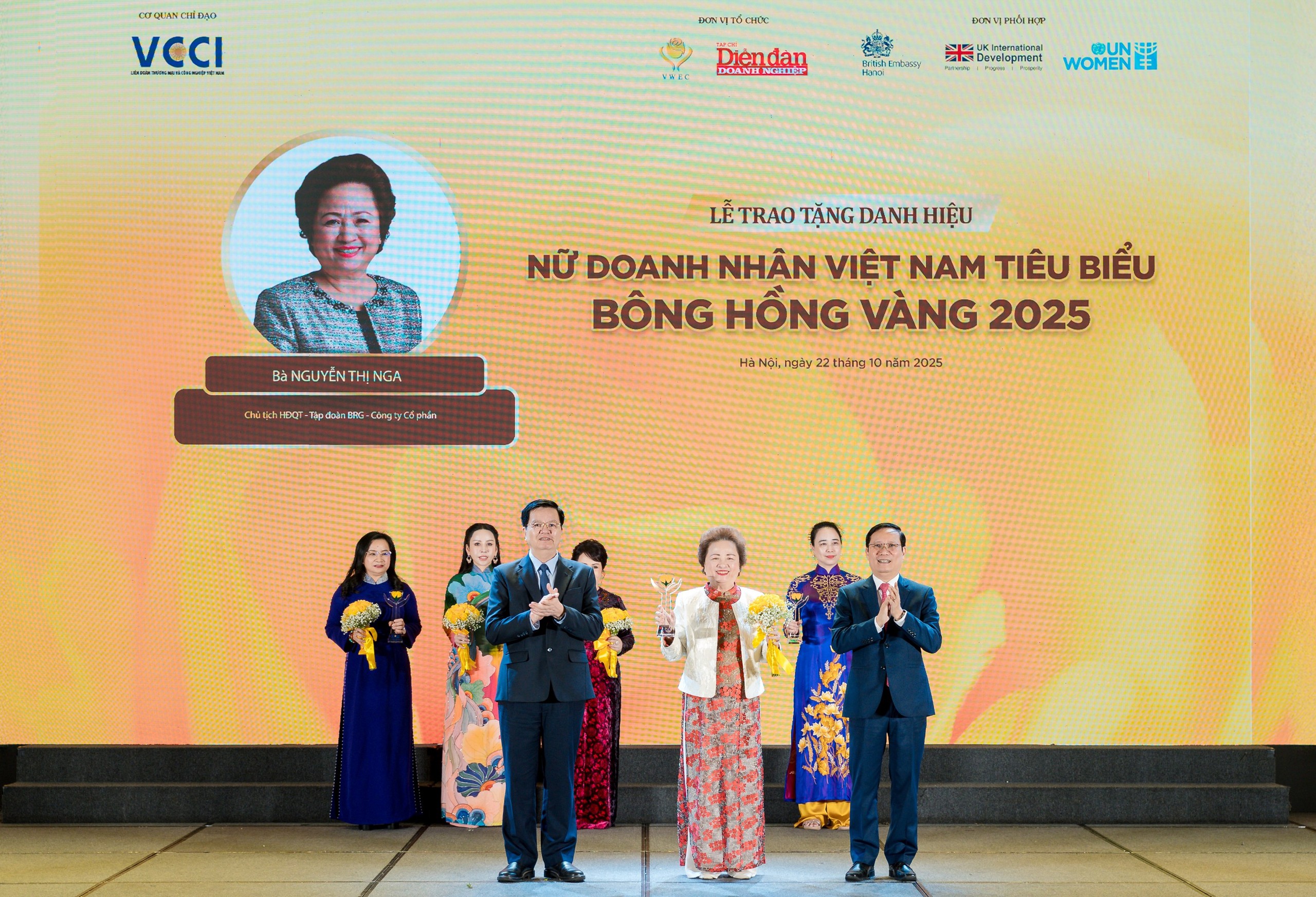 Chủ tịch Tập đoàn BRG được vinh danh TOP 10 “Nữ doanh nhân Việt Nam tiêu biểu - Bông hồng Vàng 2025” - Ảnh 1.