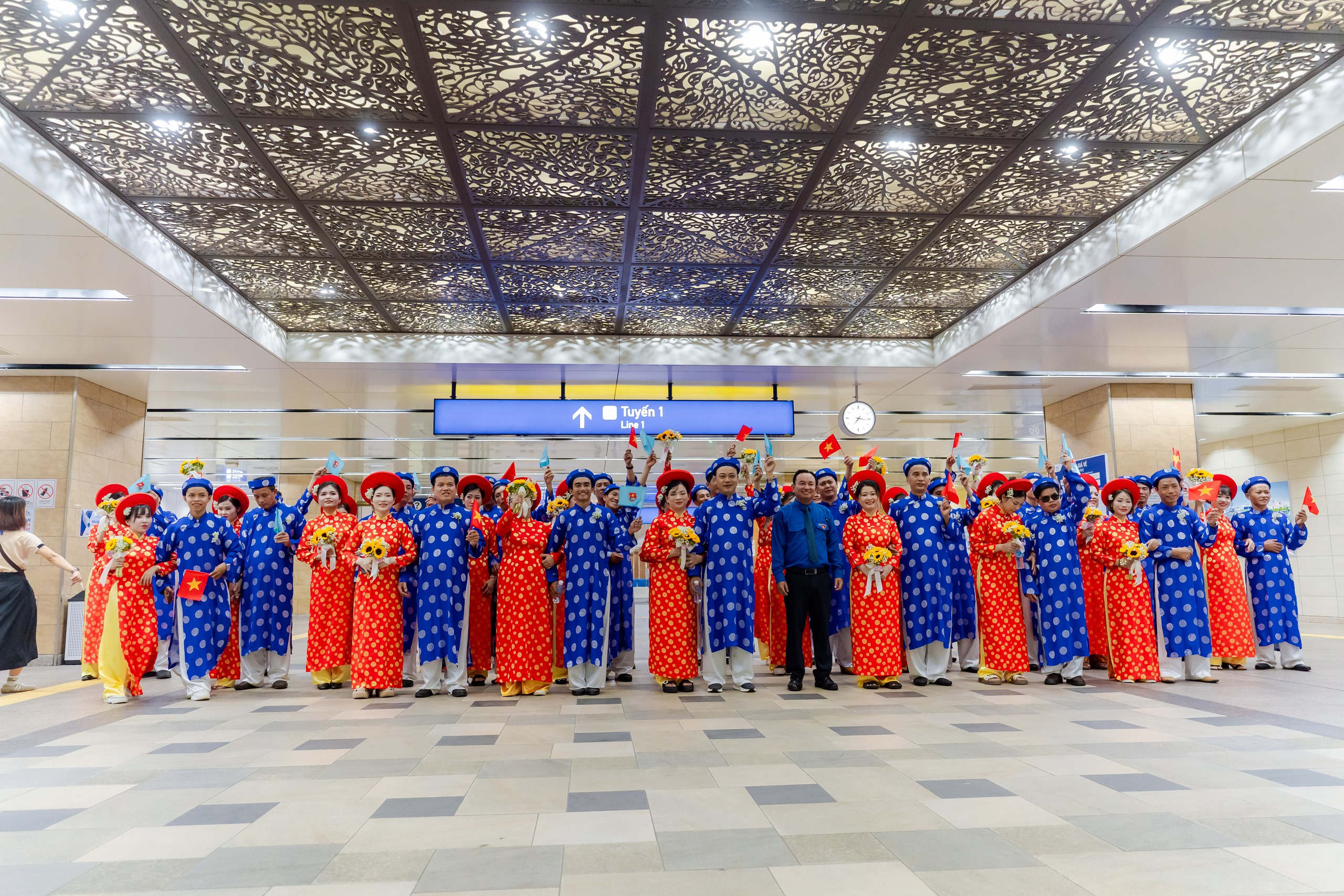 VIDEO Đám cưới đặc biệt trên tuyến Metro số 1: "Lần đầu tiên rước dâu bằng metro, cảm giác rất thích thú" - Ảnh 6.