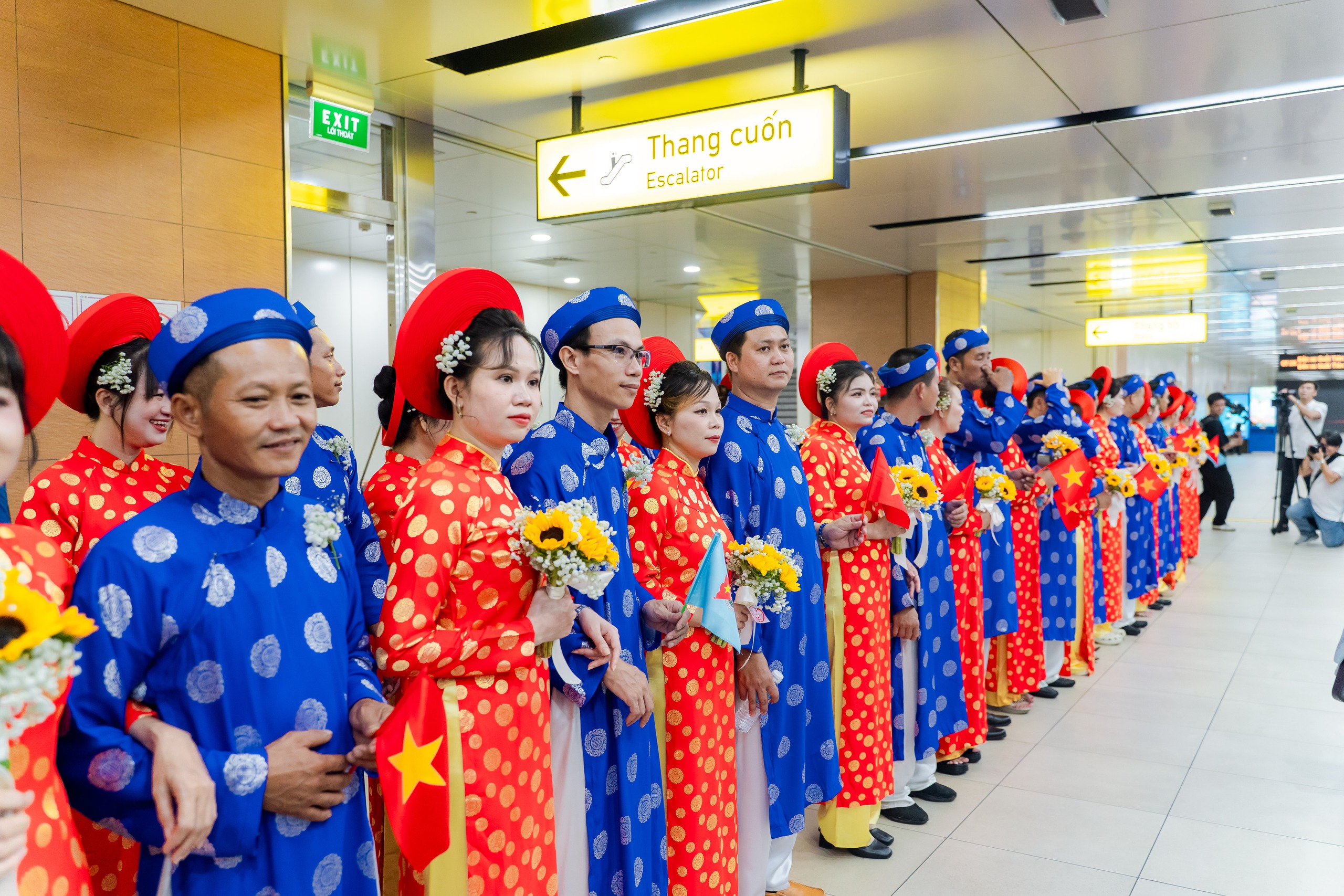VIDEO Đám cưới đặc biệt trên tuyến Metro số 1: "Lần đầu tiên rước dâu bằng metro, cảm giác rất thích thú" - Ảnh 5.