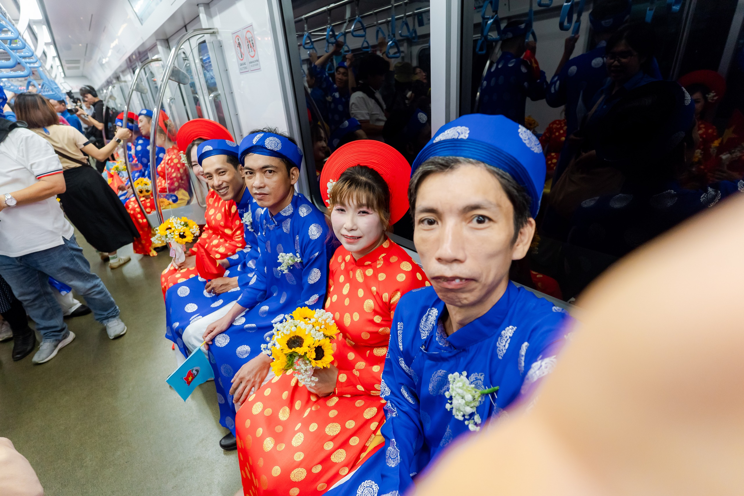 VIDEO Đám cưới đặc biệt trên tuyến Metro số 1: "Lần đầu tiên rước dâu bằng metro, cảm giác rất thích thú" - Ảnh 8.