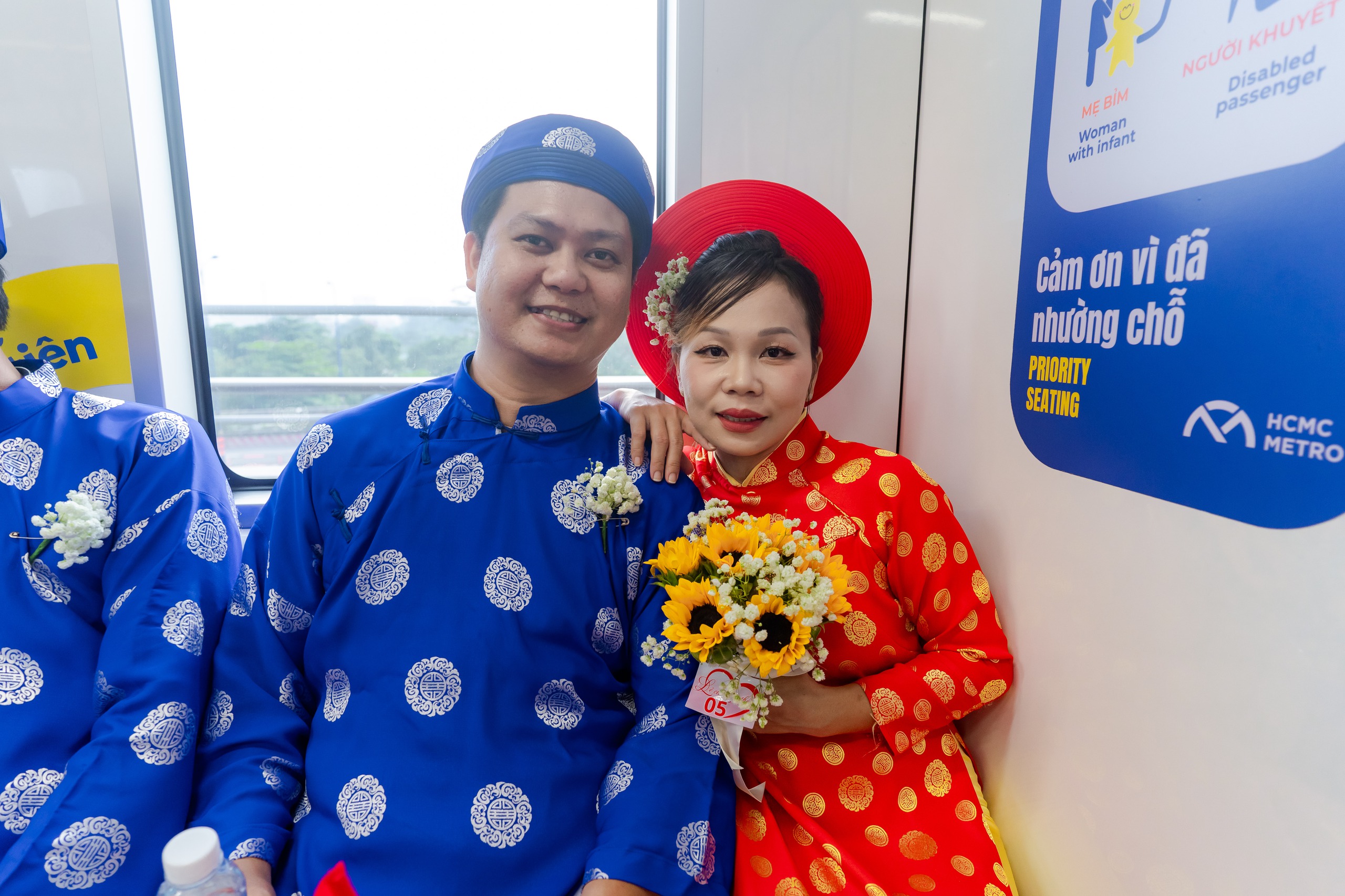 VIDEO Đám cưới đặc biệt trên tuyến Metro số 1: "Lần đầu tiên rước dâu bằng metro, cảm giác rất thích thú" - Ảnh 10.