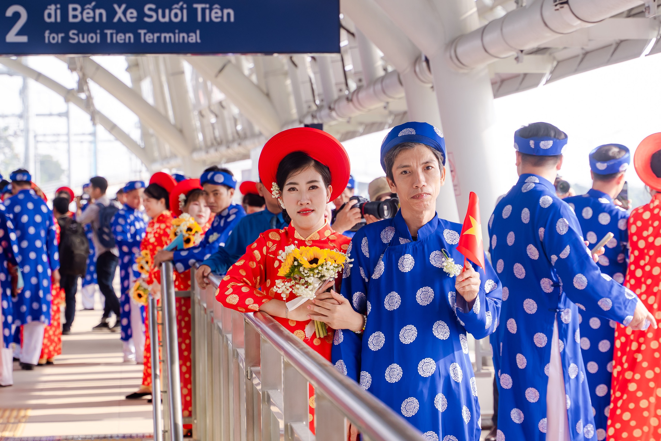 VIDEO Đám cưới đặc biệt trên tuyến Metro số 1: "Lần đầu tiên rước dâu bằng metro, cảm giác rất thích thú" - Ảnh 12.