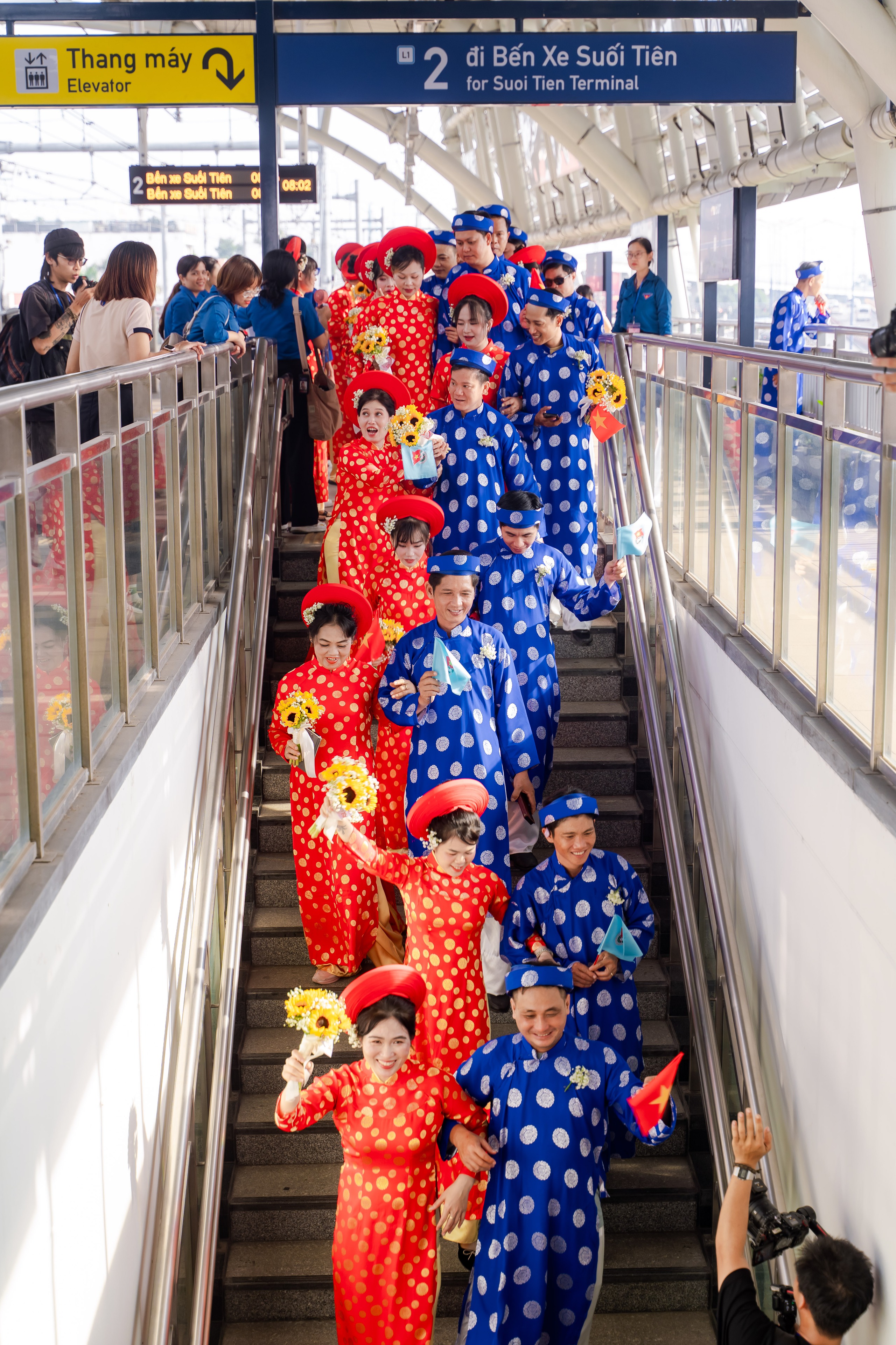 VIDEO Đám cưới đặc biệt trên tuyến Metro số 1: "Lần đầu tiên rước dâu bằng metro, cảm giác rất thích thú" - Ảnh 4.