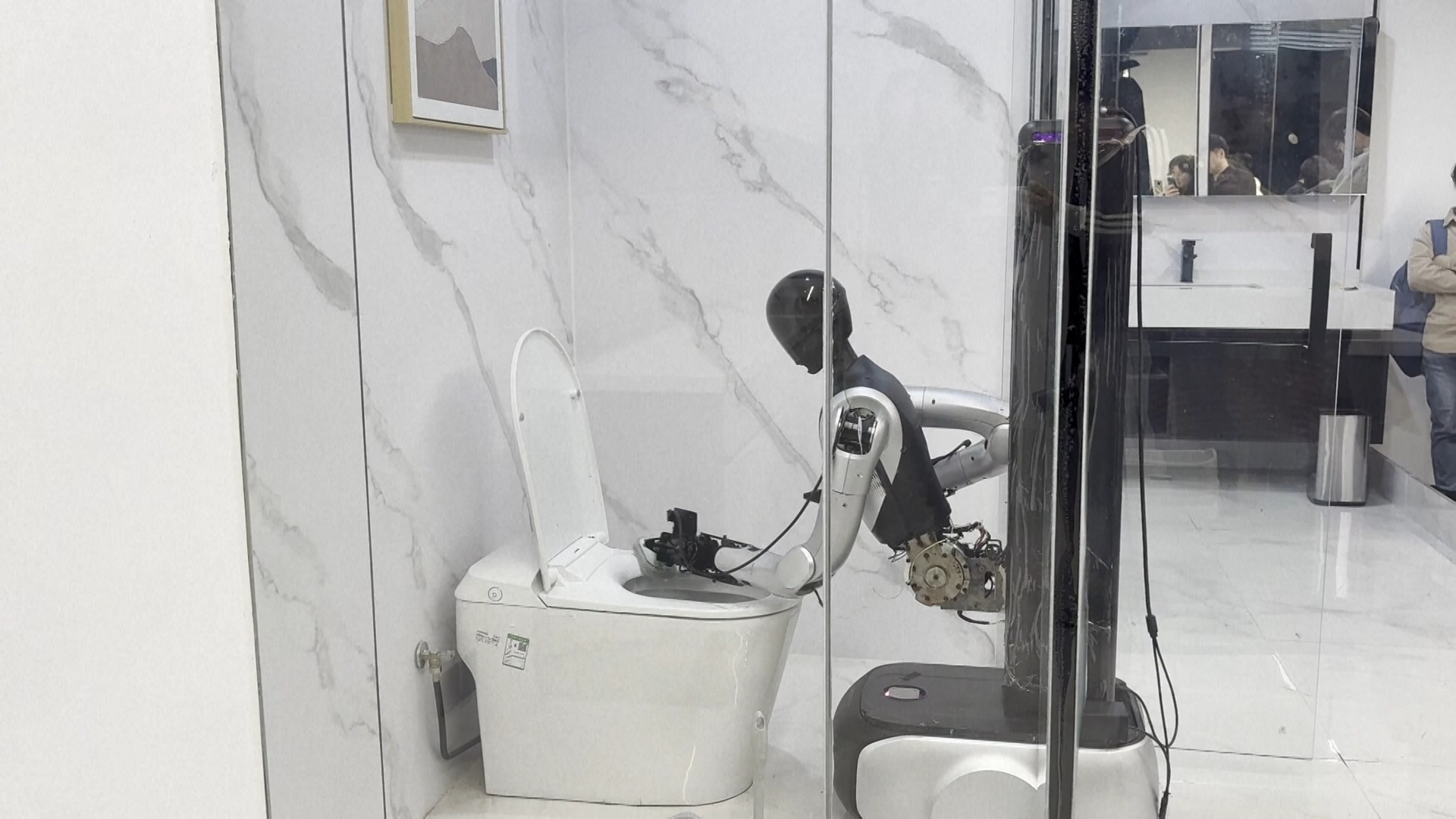 Robot Trung Quốc khiến thế giới sững sờ: Từ cọ bồn cầu đến chơi đàn piano như nghệ sĩ - Ảnh 2.