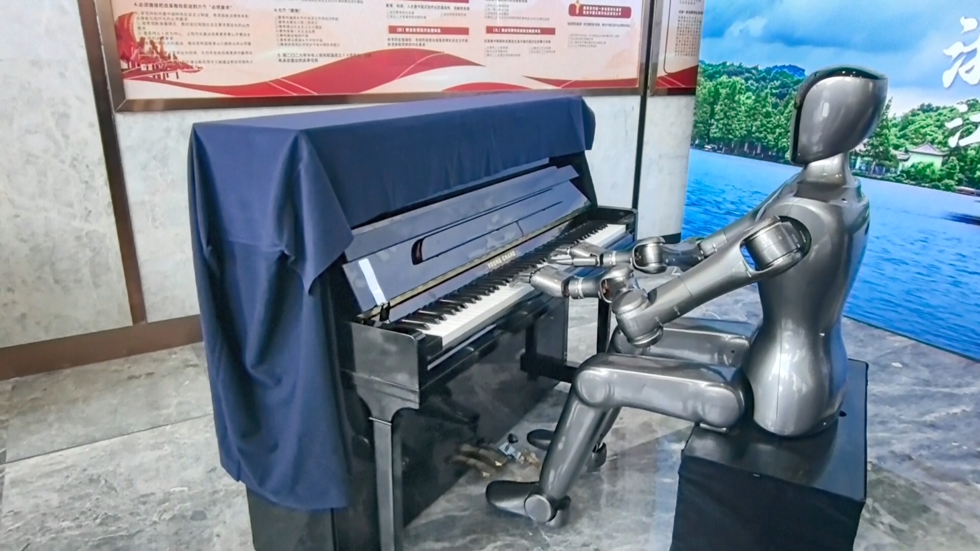 Robot Trung Quốc khiến thế giới sững sờ: Từ cọ bồn cầu đến chơi đàn piano như nghệ sĩ - Ảnh 1.