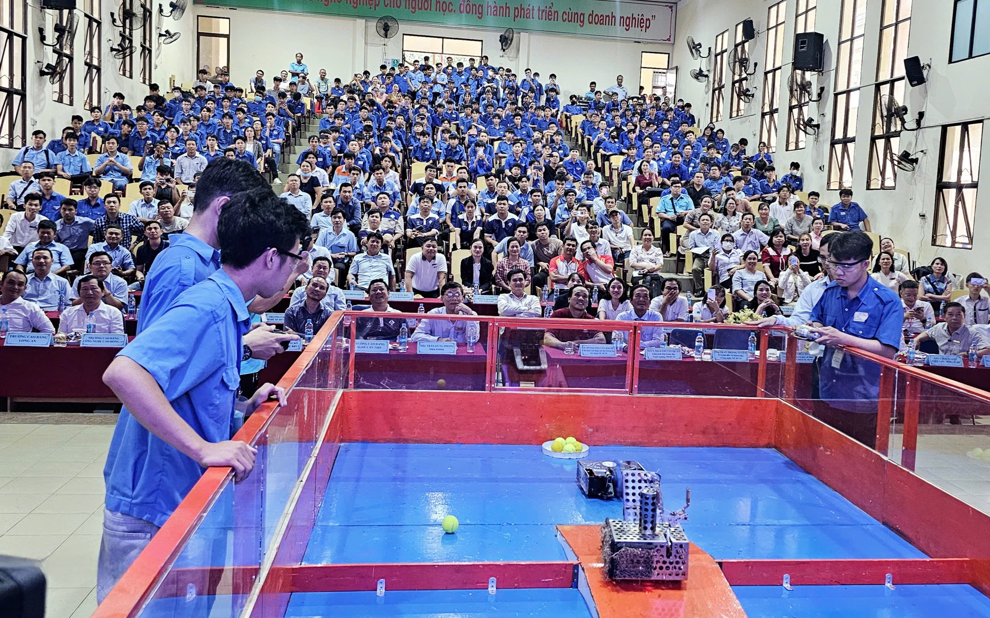 Trường CĐ nghề Việt Nam - Singapore giành huy chương vàng cuộc thi "Robot RacingBots 2025"