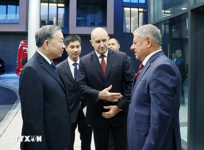 Tổng B&iacute; thư T&ocirc; L&acirc;m thăm C&ocirc;ng ty c&ocirc;ng nghiệp quốc ph&ograve;ng Samel-90 của Bulgaria - Ảnh 1.