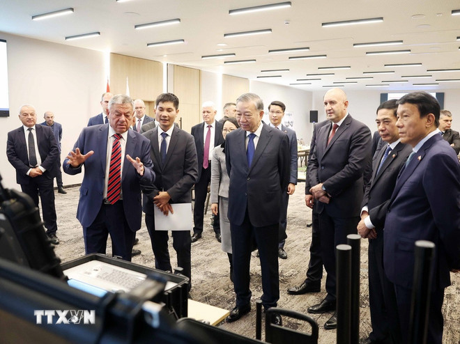Tổng B&iacute; thư T&ocirc; L&acirc;m thăm C&ocirc;ng ty c&ocirc;ng nghiệp quốc ph&ograve;ng Samel-90 của Bulgaria - Ảnh 3.