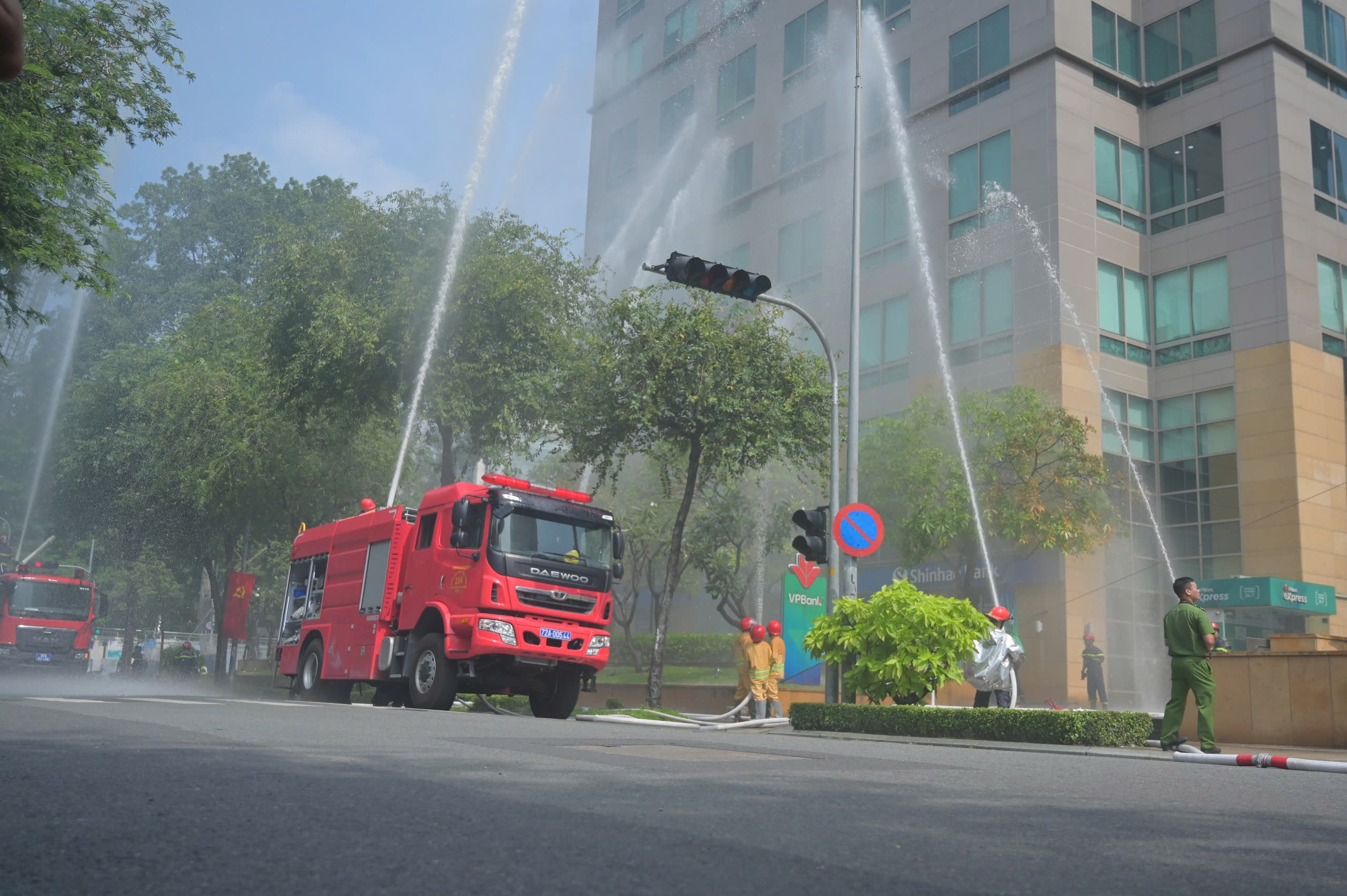 Huy động 3.000 người tham gia diễn tập chữa ch&aacute;y tại to&agrave; nh&agrave; mPlaza Saigon - Ảnh 1.