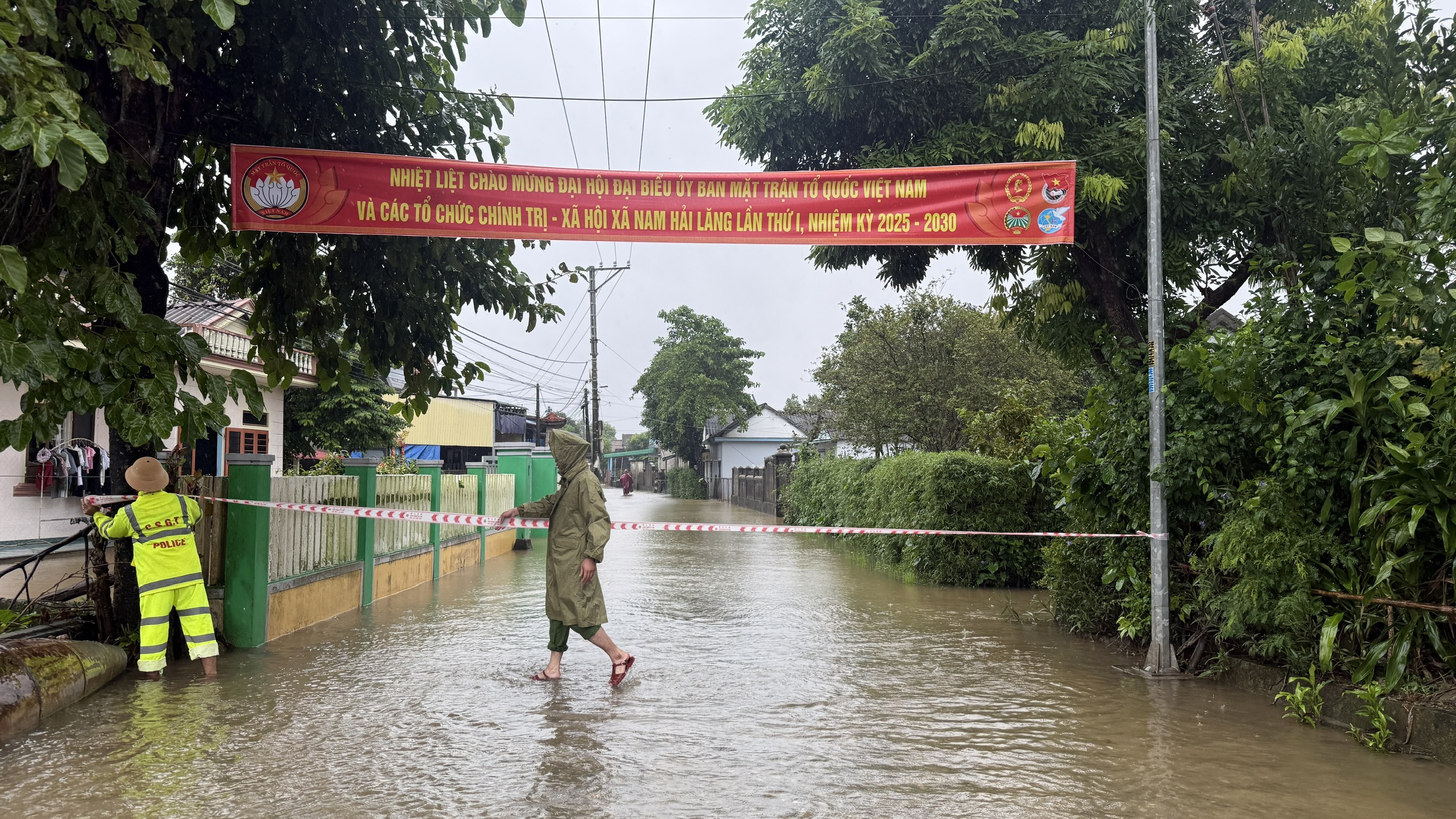 H&agrave;ng trăm nh&agrave; d&acirc;n ở Quảng Trị bị ngập lụt  - Ảnh 4.