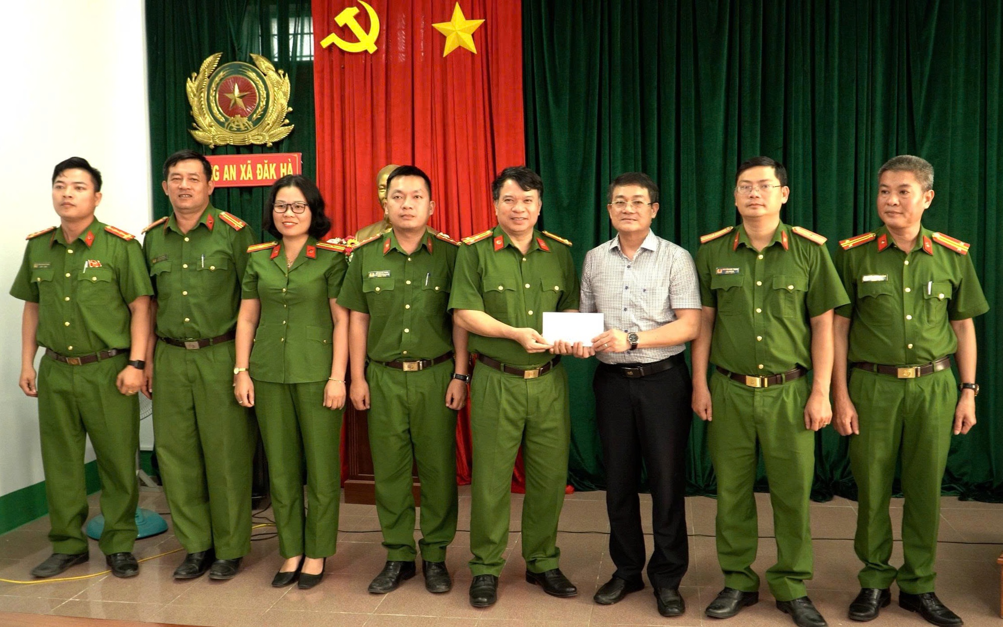 Bắt nhanh nghi phạm xông vào nhà trọ chém đôi nam nữ: Công an xã Đăk Hà được khen thưởng