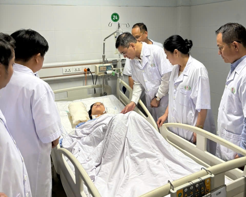Bộ trưởng Bộ Y tế khen nh&acirc;n vi&ecirc;n cứu trẻ sơ sinh trong vụ truy s&aacute;t ở Nghệ An - Ảnh 1.