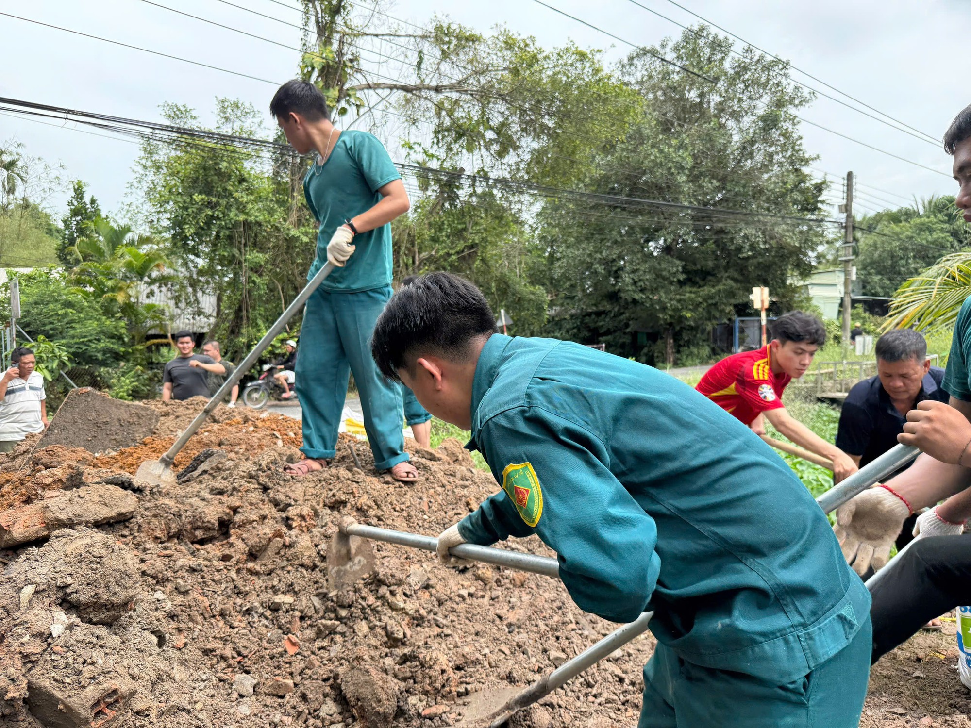 H&igrave;nh ảnh người d&acirc;n ở TP HCM gia cố bờ bao ngăn chặn thủy triều l&ecirc;n trong đ&ecirc;m - Ảnh 3.