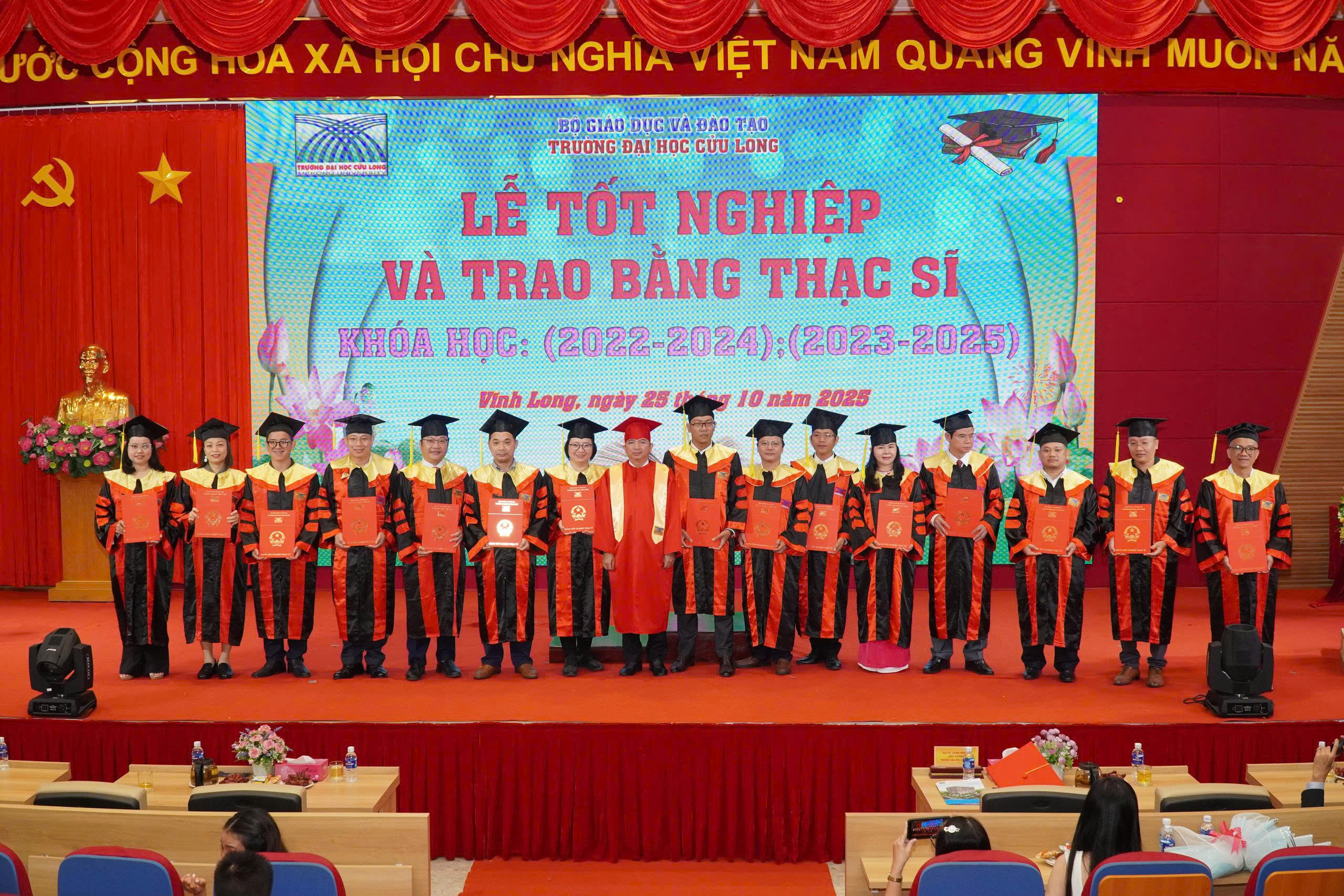 Trường ĐH Cửu Long trao bằng tốt nghiệp cho 224 tân thạc sĩ - Ảnh 11.