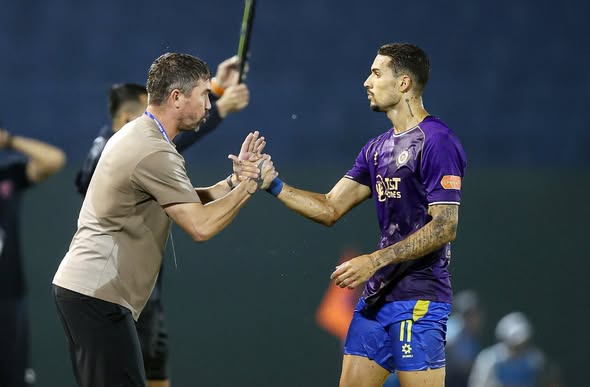 S&uacute;t hỏng phạt đền 11m, CLB Becamex TP HCM "trắng tay" trước H&agrave; Nội FC - Ảnh 6.