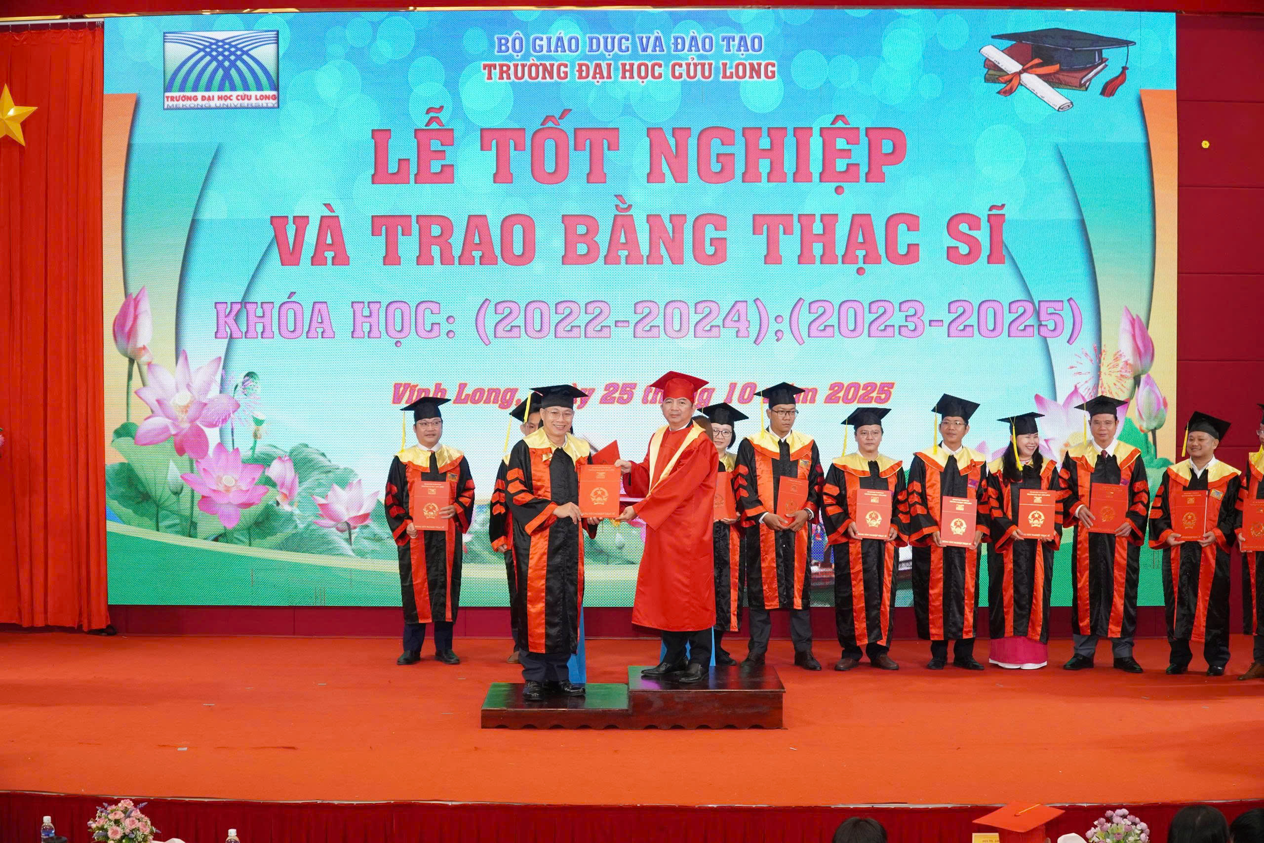 Trường ĐH Cửu Long trao bằng tốt nghiệp cho 224 tân thạc sĩ - Ảnh 8.