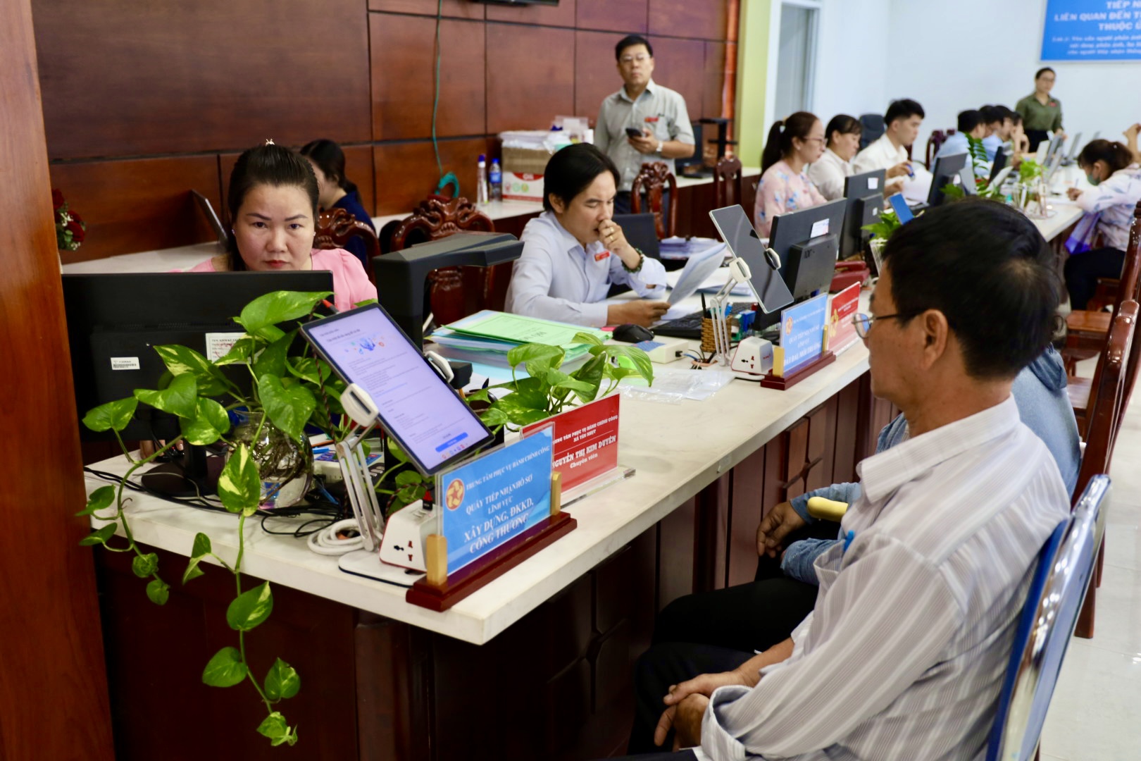 Bộ Nội vụ tinh gọn 27 vị trí lãnh đạo, bổ sung 4 vị trí cấp xã - Ảnh 1.