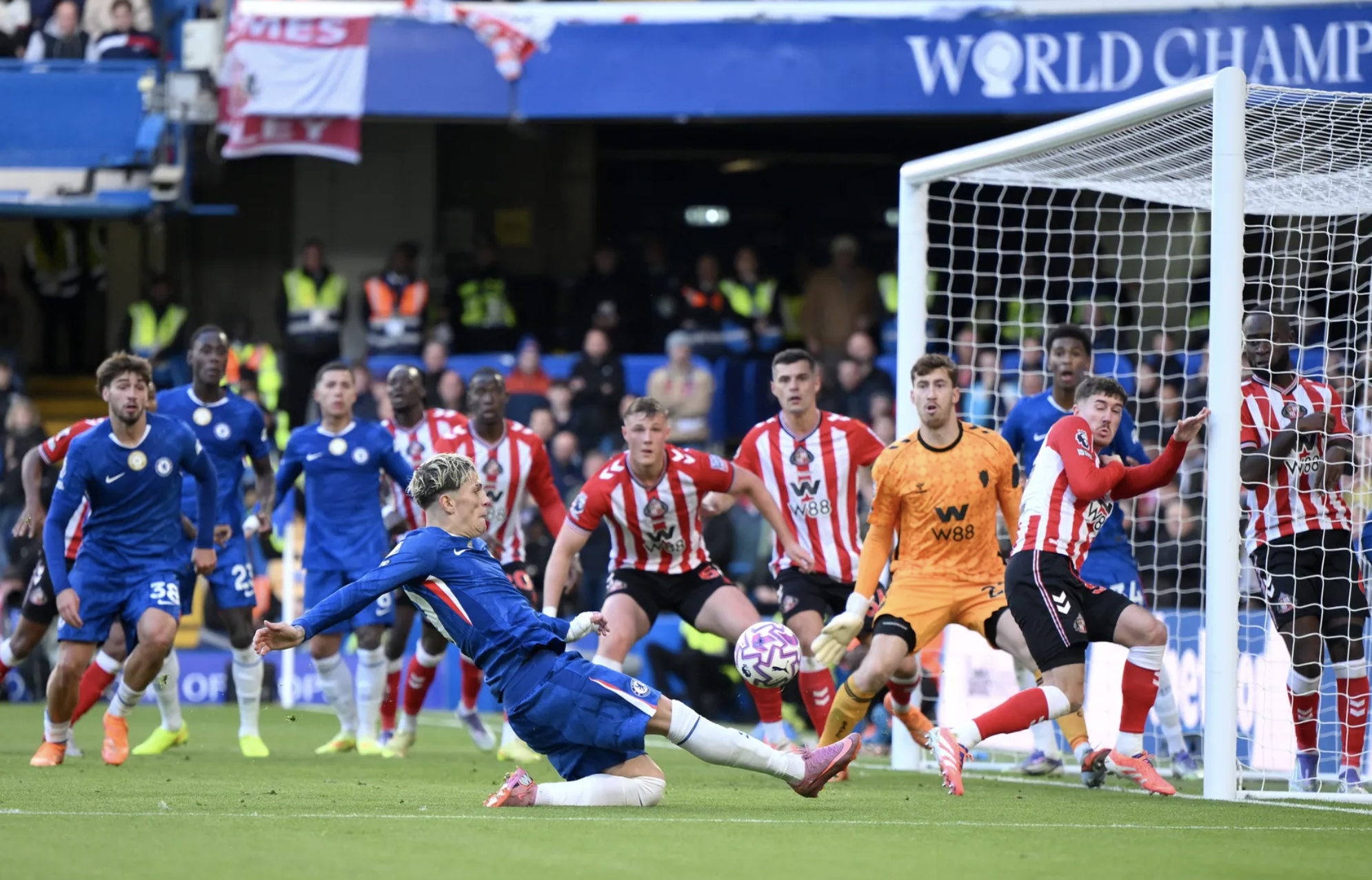 Chelsea thua sốc ở Stamford Bridge, Sunderland cạnh tranh ng&ocirc;i nh&igrave; Ngoại hạng - Ảnh 2.