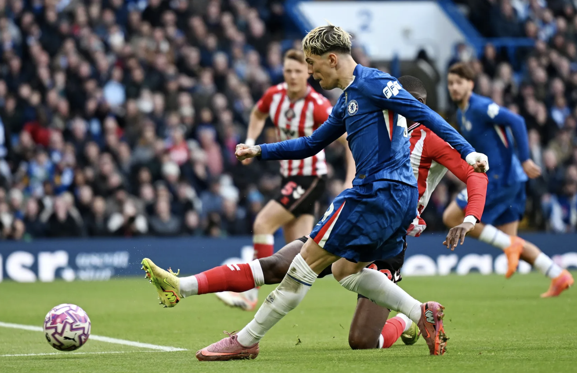 Chelsea thua sốc ở Stamford Bridge, Sunderland cạnh tranh ng&ocirc;i nh&igrave; Ngoại hạng - Ảnh 1.
