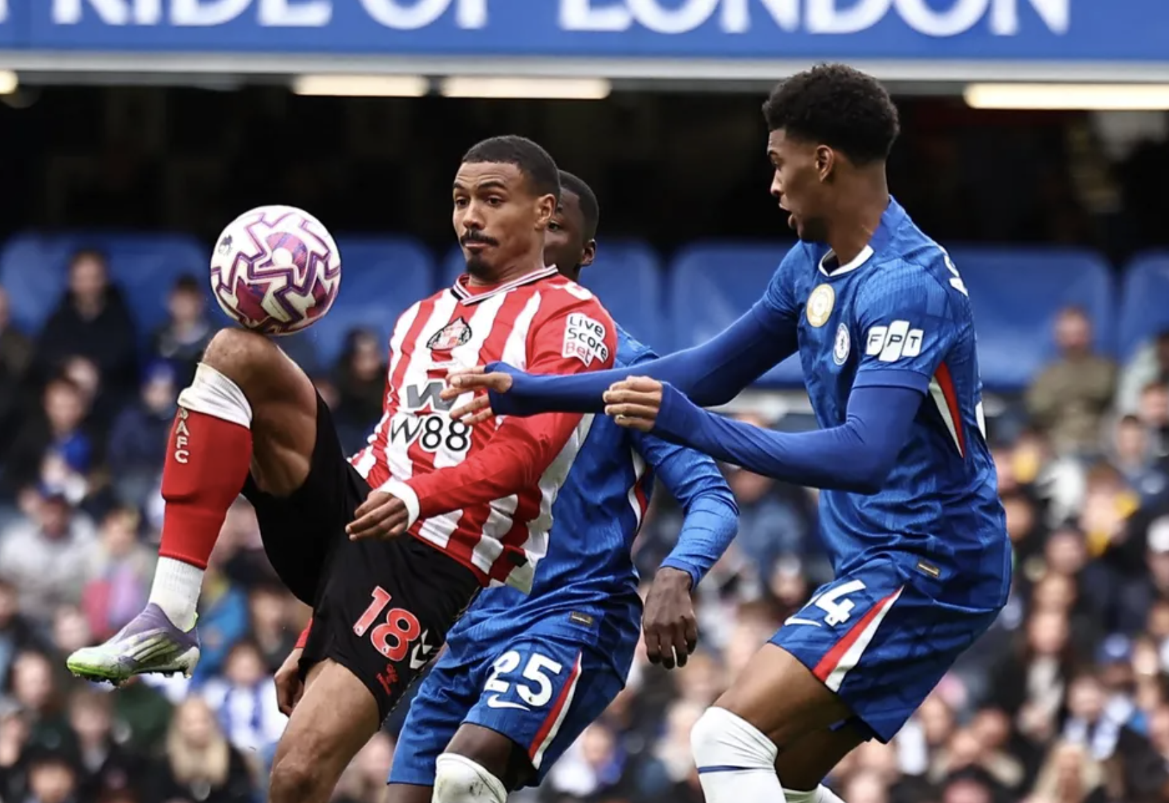 Chelsea thua sốc ở Stamford Bridge, Sunderland cạnh tranh ng&ocirc;i nh&igrave; Ngoại hạng - Ảnh 3.