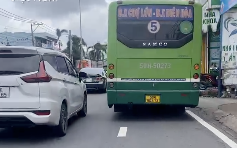 TP HCM: Xử phạt tài xế xe buýt chiếm đường của người đi xe máy