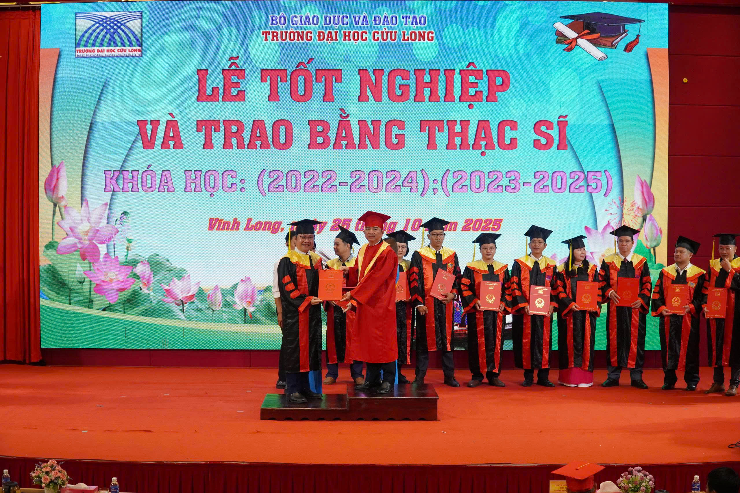 Trường ĐH Cửu Long trao bằng tốt nghiệp cho 224 tân thạc sĩ - Ảnh 9.