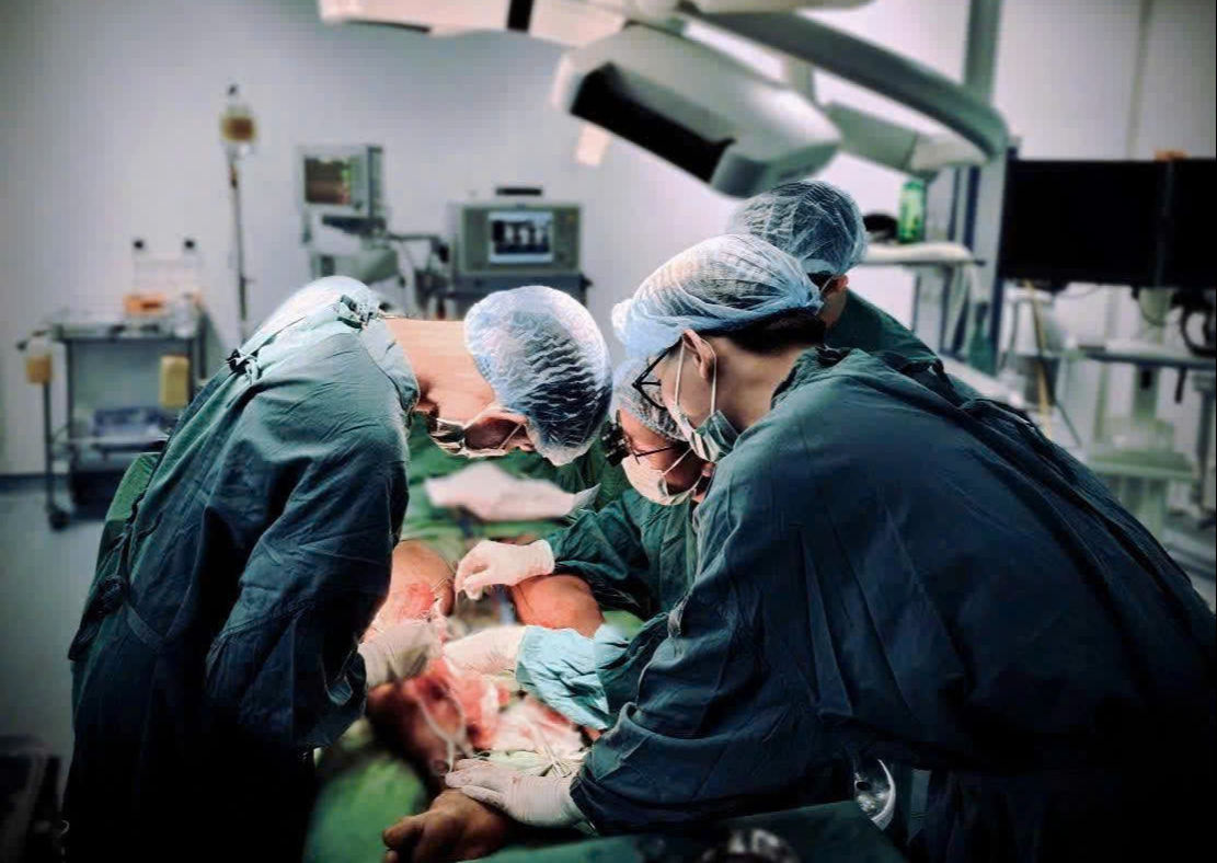Chạy đua thực hiện ca đại phẫu, giữ lại đ&ocirc;i ch&acirc;n cho ch&agrave;ng trai 17 tuổi - Ảnh 2.