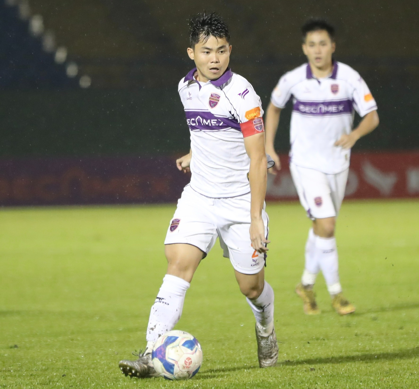 Mưa lớn khiến trận đấu giữa Becamex TP HCM và Hà Nội FC tạm ngưng - Ảnh 2.