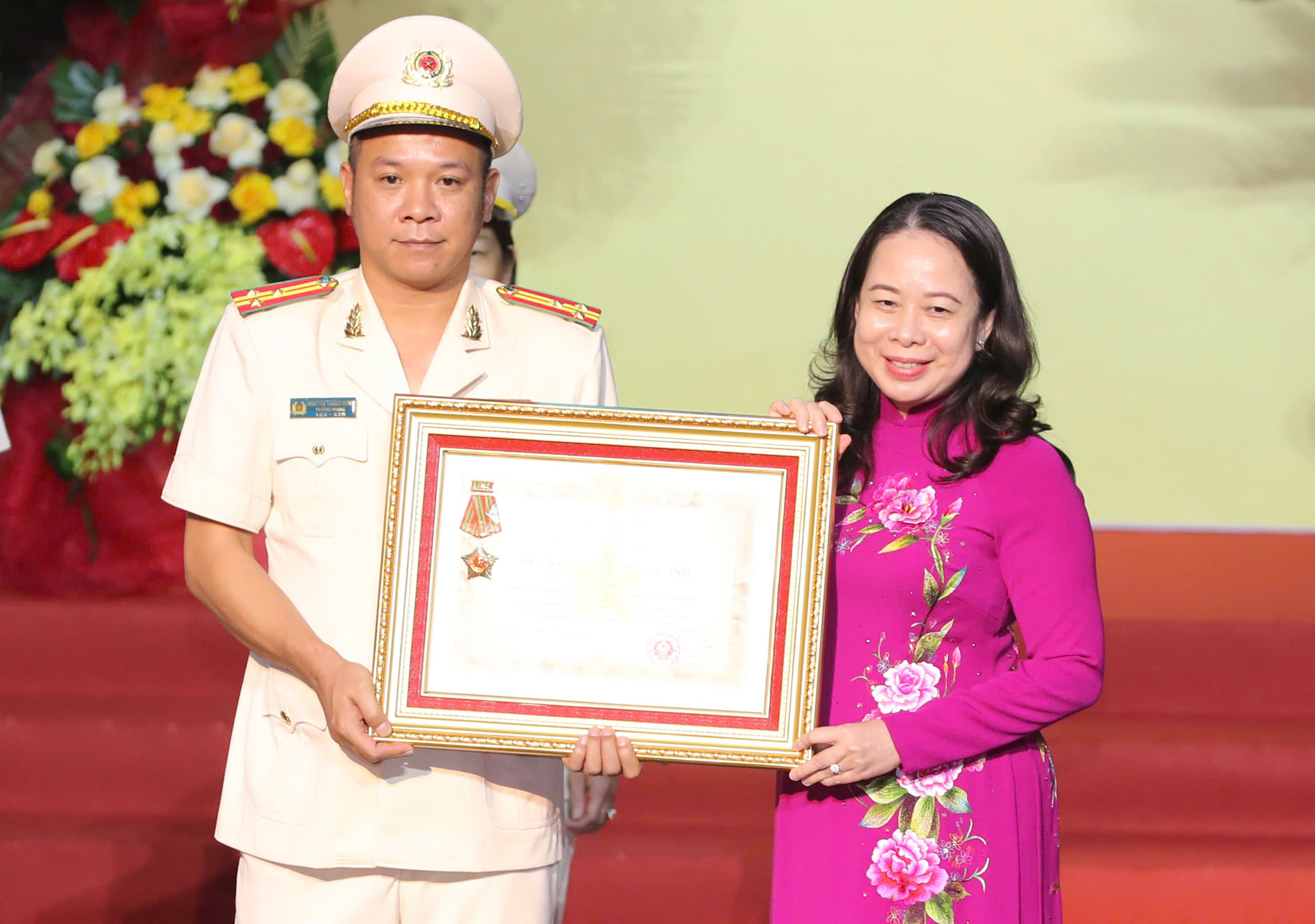 Trưởng ph&ograve;ng Cảnh s&aacute;t Kinh tế C&ocirc;ng an TP HCM nhận Hu&acirc;n chương Qu&acirc;n c&ocirc;ng hạng Ba - Ảnh 2.