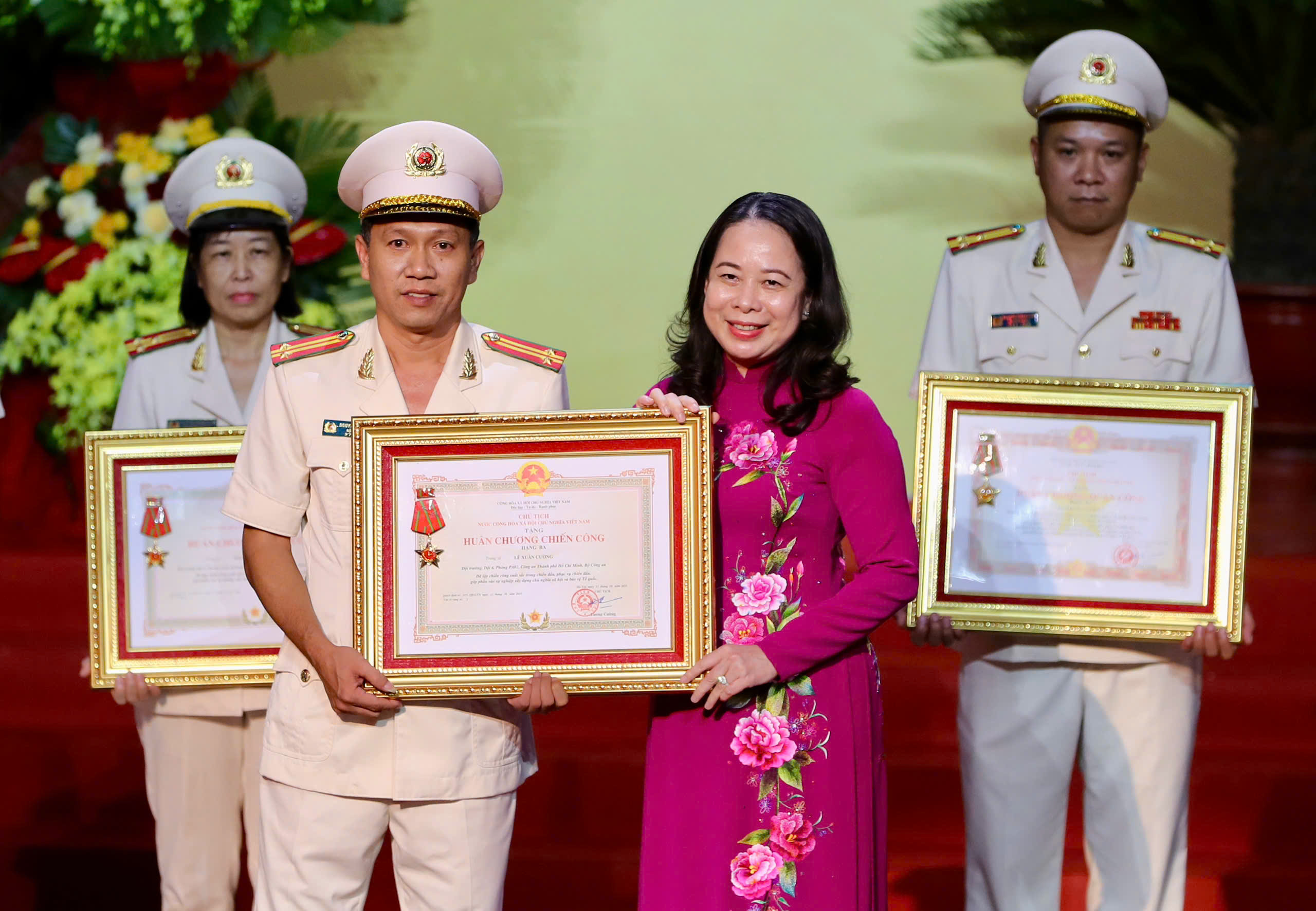 Trưởng ph&ograve;ng Cảnh s&aacute;t Kinh tế C&ocirc;ng an TP HCM nhận Hu&acirc;n chương Qu&acirc;n c&ocirc;ng hạng Ba - Ảnh 3.