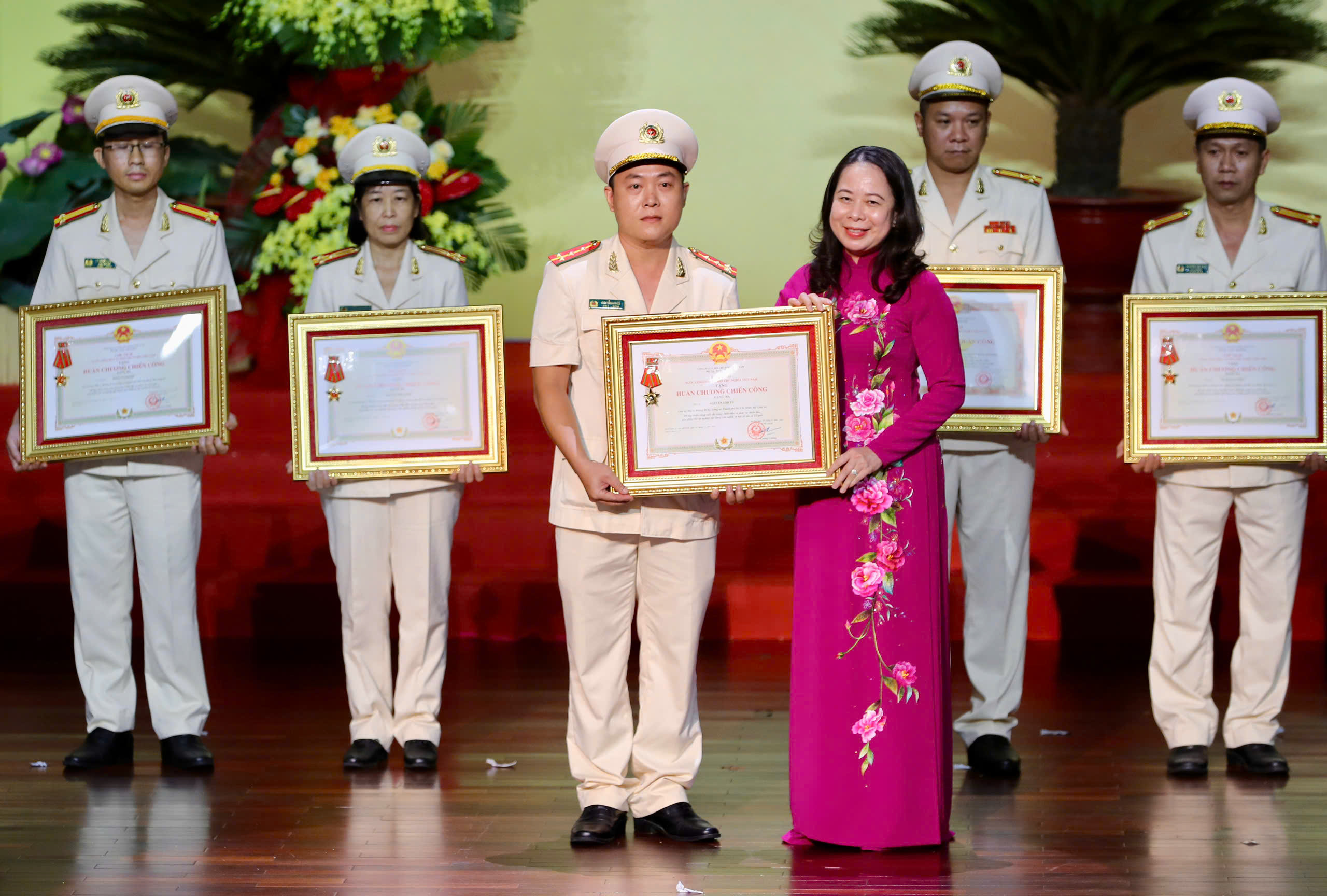 Trưởng ph&ograve;ng Cảnh s&aacute;t Kinh tế C&ocirc;ng an TP HCM nhận Hu&acirc;n chương Qu&acirc;n c&ocirc;ng hạng Ba - Ảnh 5.