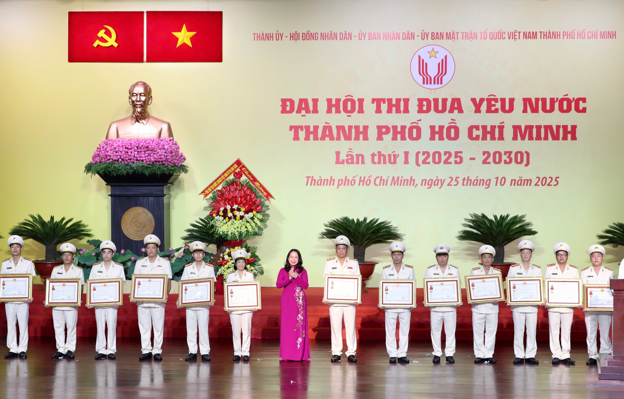 Trưởng ph&ograve;ng Cảnh s&aacute;t Kinh tế C&ocirc;ng an TP HCM nhận Hu&acirc;n chương Qu&acirc;n c&ocirc;ng hạng Ba - Ảnh 6.