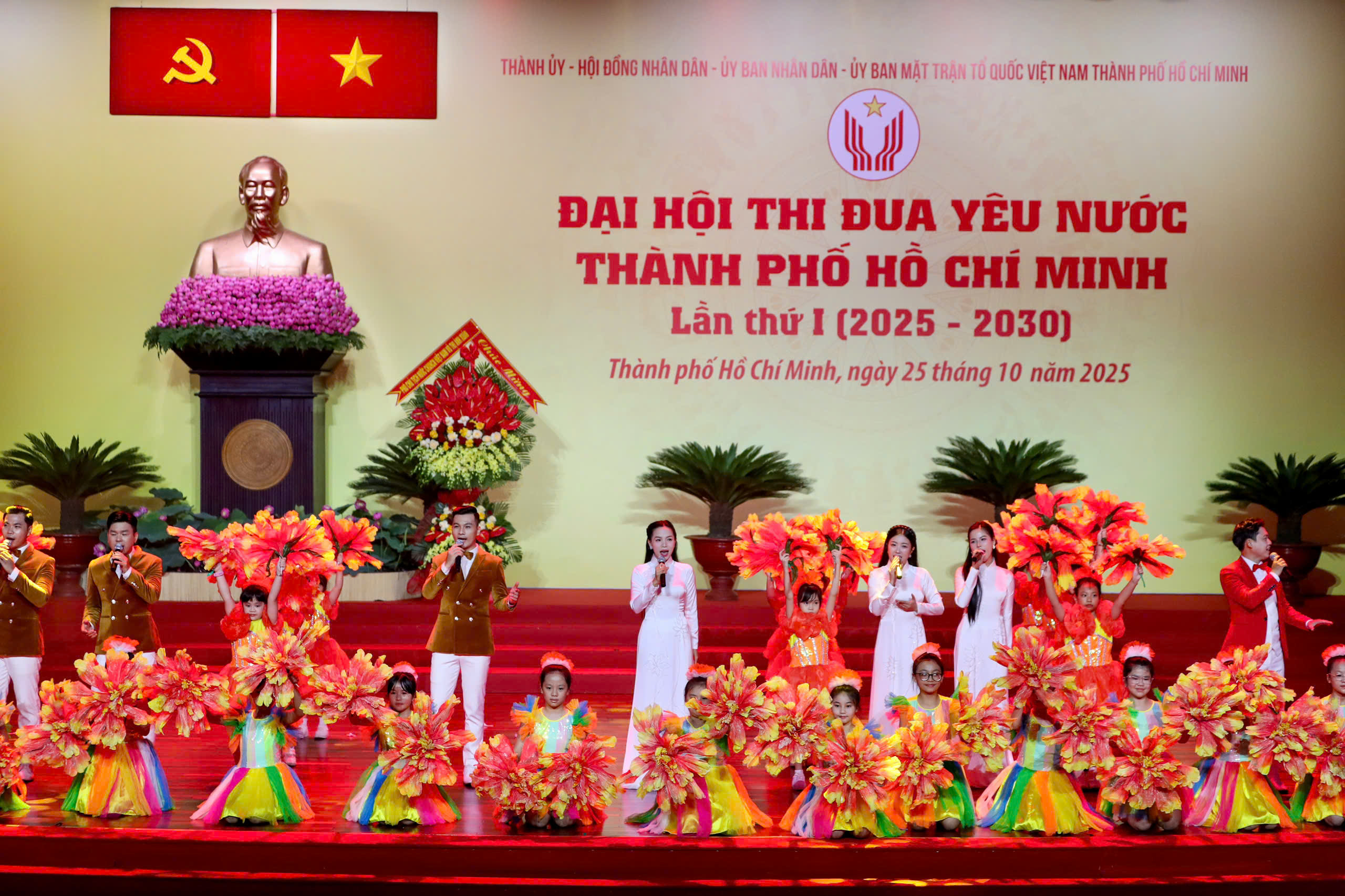 TP HCM phát huy sức mạnh thi đua yêu nước, hướng tới siêu đô thị Đông Nam Á - Ảnh 1.