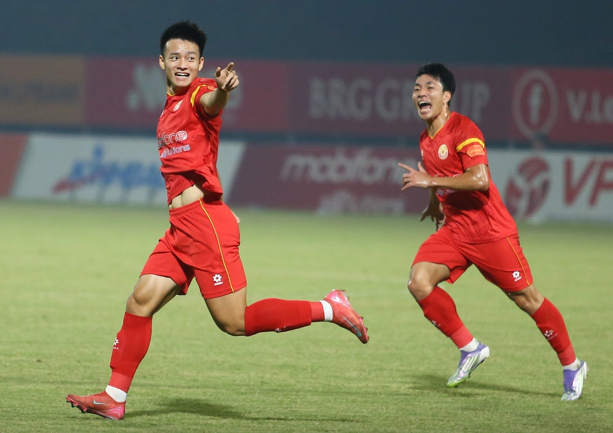 Cựu sao Hoàng Anh Gia Lai tạo "siêu phẩm" trong ngày Ninh Bình FC thắng đẹp PVF-CAND - Ảnh 1.