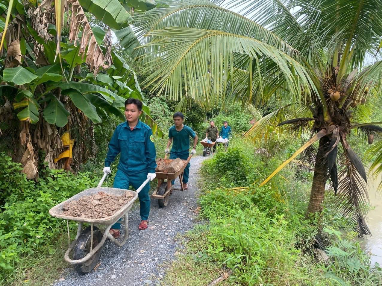 Hình ảnh người dân ở TP HCM gia cố bờ bao ngăn chặn thủy triều lên trong đêm - Ảnh 8.