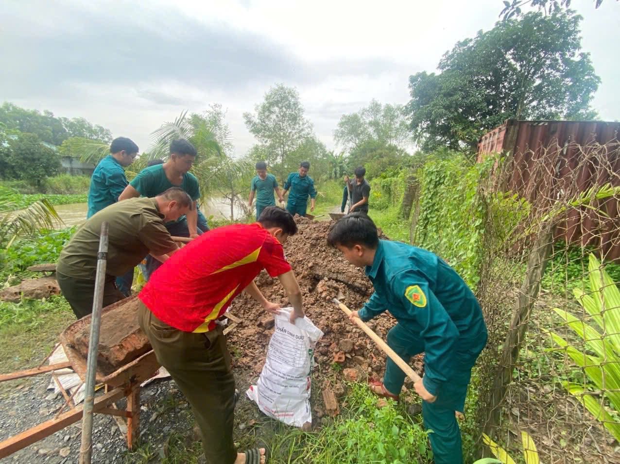 Hình ảnh người dân ở TP HCM gia cố bờ bao ngăn chặn thủy triều lên trong đêm - Ảnh 9.