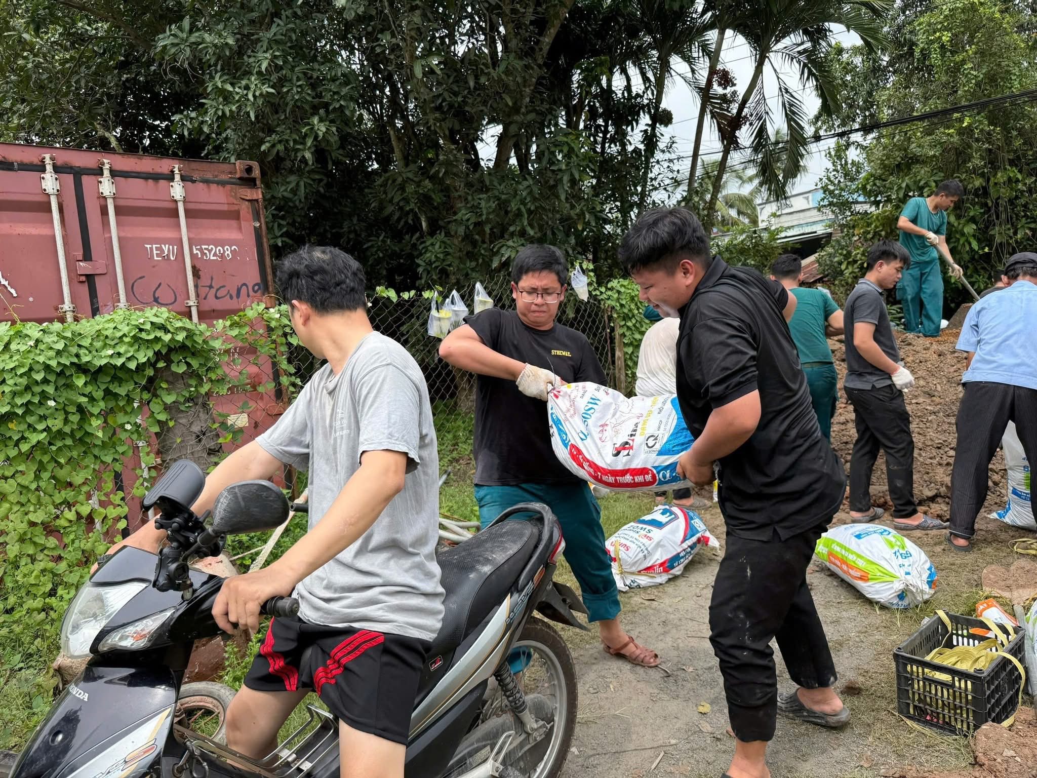Hình ảnh người dân ở TP HCM gia cố bờ bao ngăn chặn thủy triều lên trong đêm - Ảnh 13.