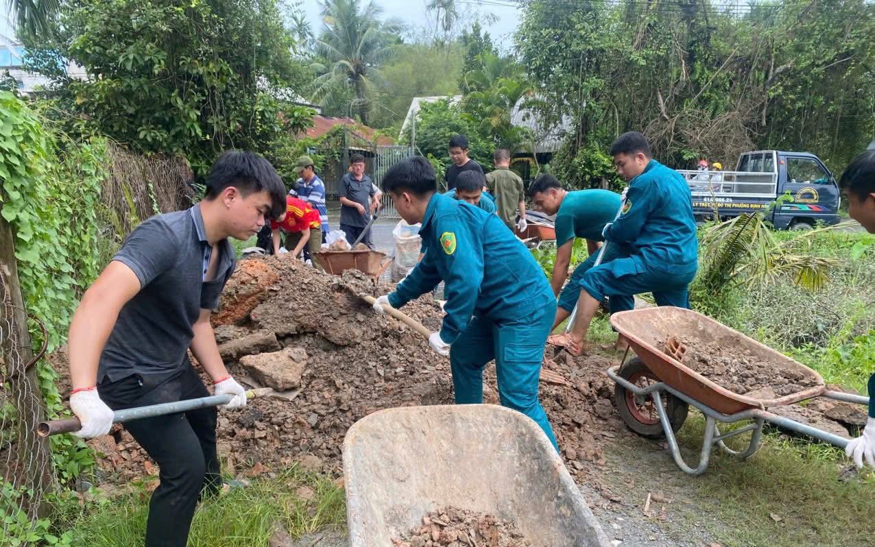 Hình ảnh các lực lượng và người dân ở TP HCM gia cố bờ bao, ngăn chặn triều cường