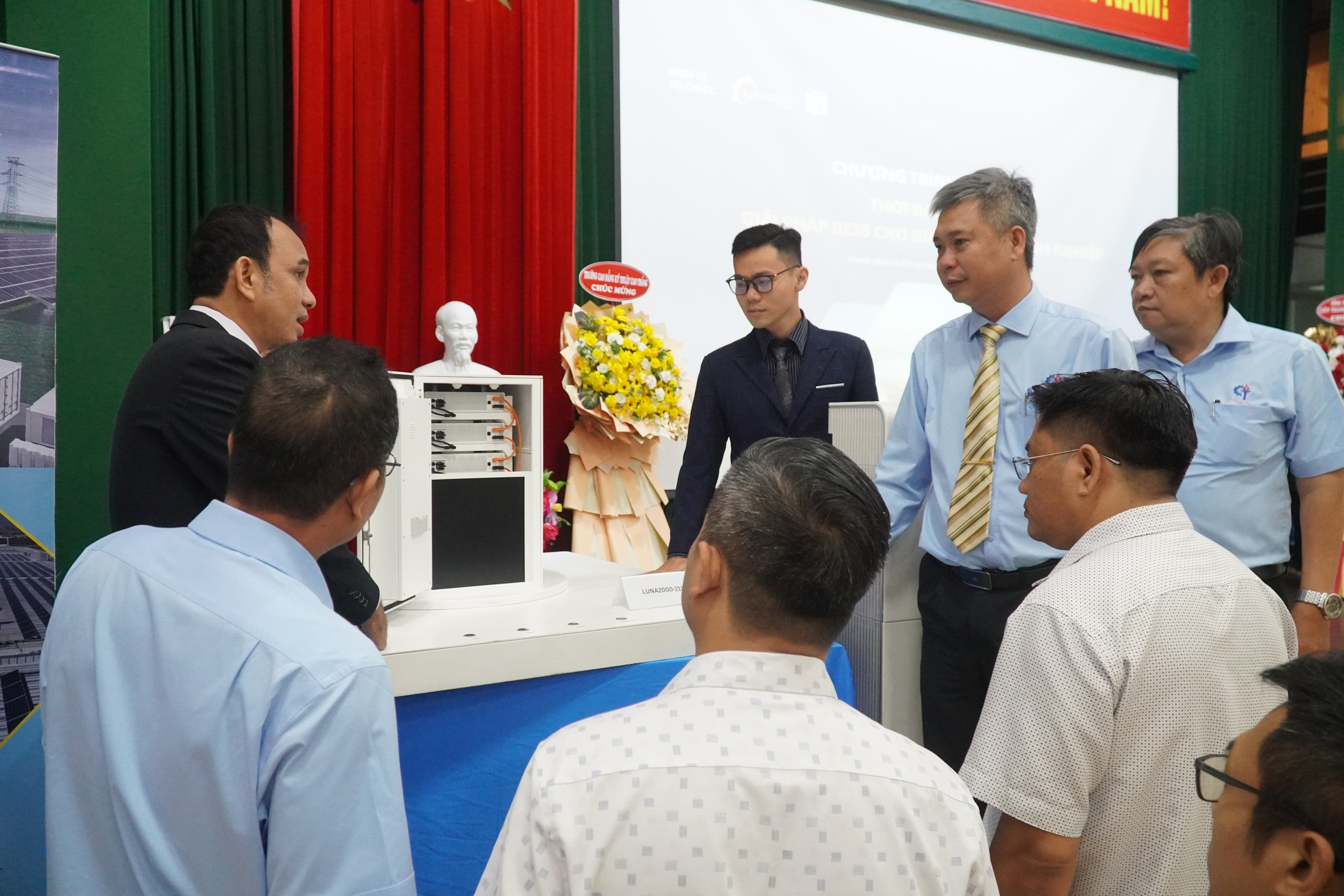 Doanh nghiệp và nhà trường tăng tốc đào tạo nhân lực ngành năng lượng tái tạo - Ảnh 2.