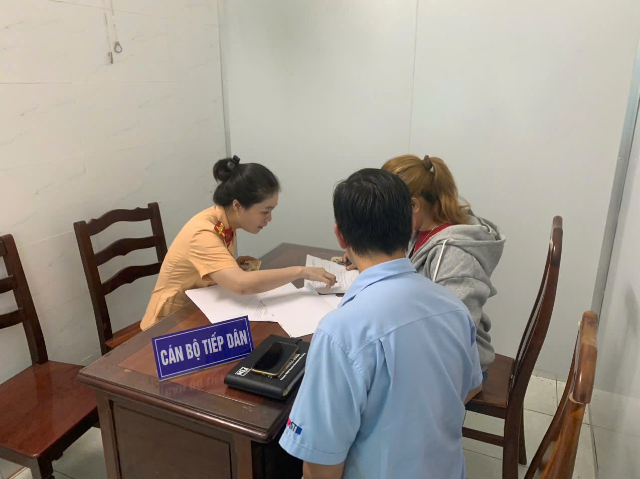 Nữ tài xế ô tô ngang nhiên vượt đèn đỏ trước sự ngỡ ngàng của nhiều người - Ảnh 1.