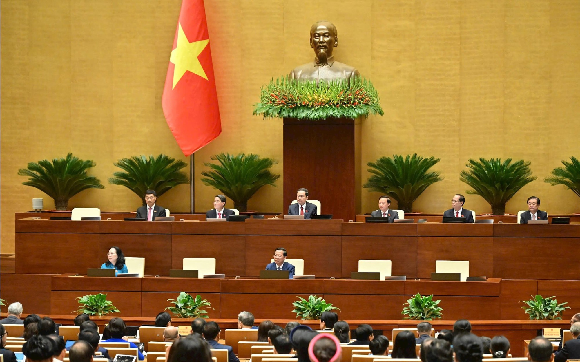 Quốc hội thảo luận về kinh tế - x&atilde; hội, m&ocirc;i trường - Ảnh 1.