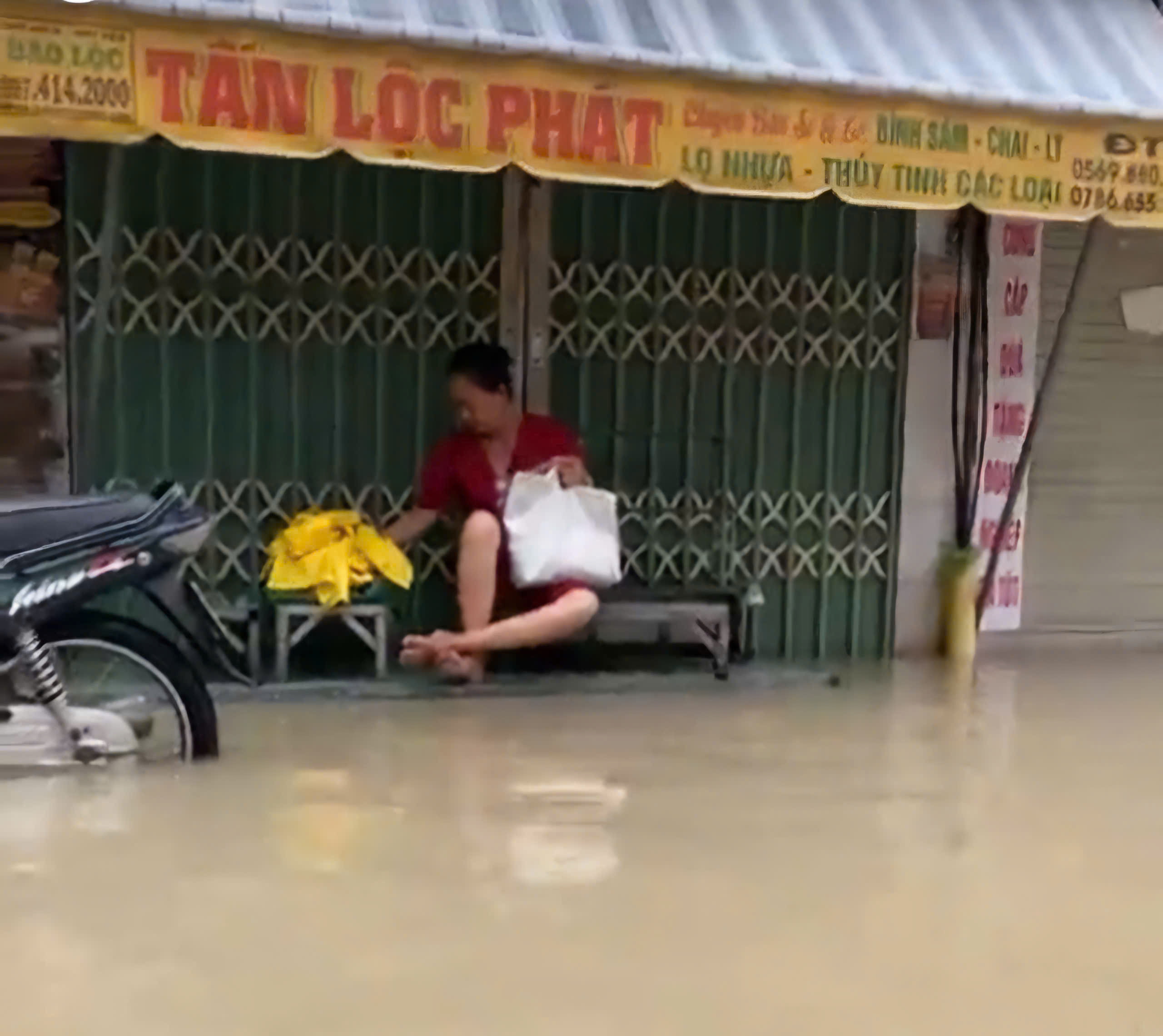 Chợ Thủ Dầu Một, TP HCM ngập cả nửa m&eacute;t từ s&aacute;ng sớm do triều cường - Ảnh 5.