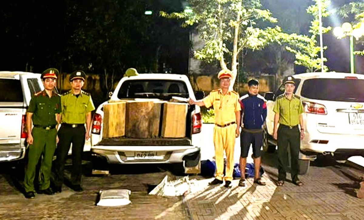 C&ocirc;ng an Thanh H&oacute;a bắt &ocirc; t&ocirc; chở gỗ tr&aacute;i ph&eacute;p - Ảnh 1.