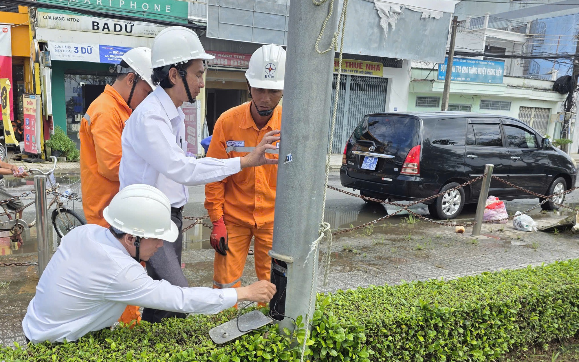 TP HCM: Khẩn trương ph&ograve;ng ngừa sự cố r&ograve; rỉ điện m&ugrave;a mưa, ngập nước - Ảnh 2.