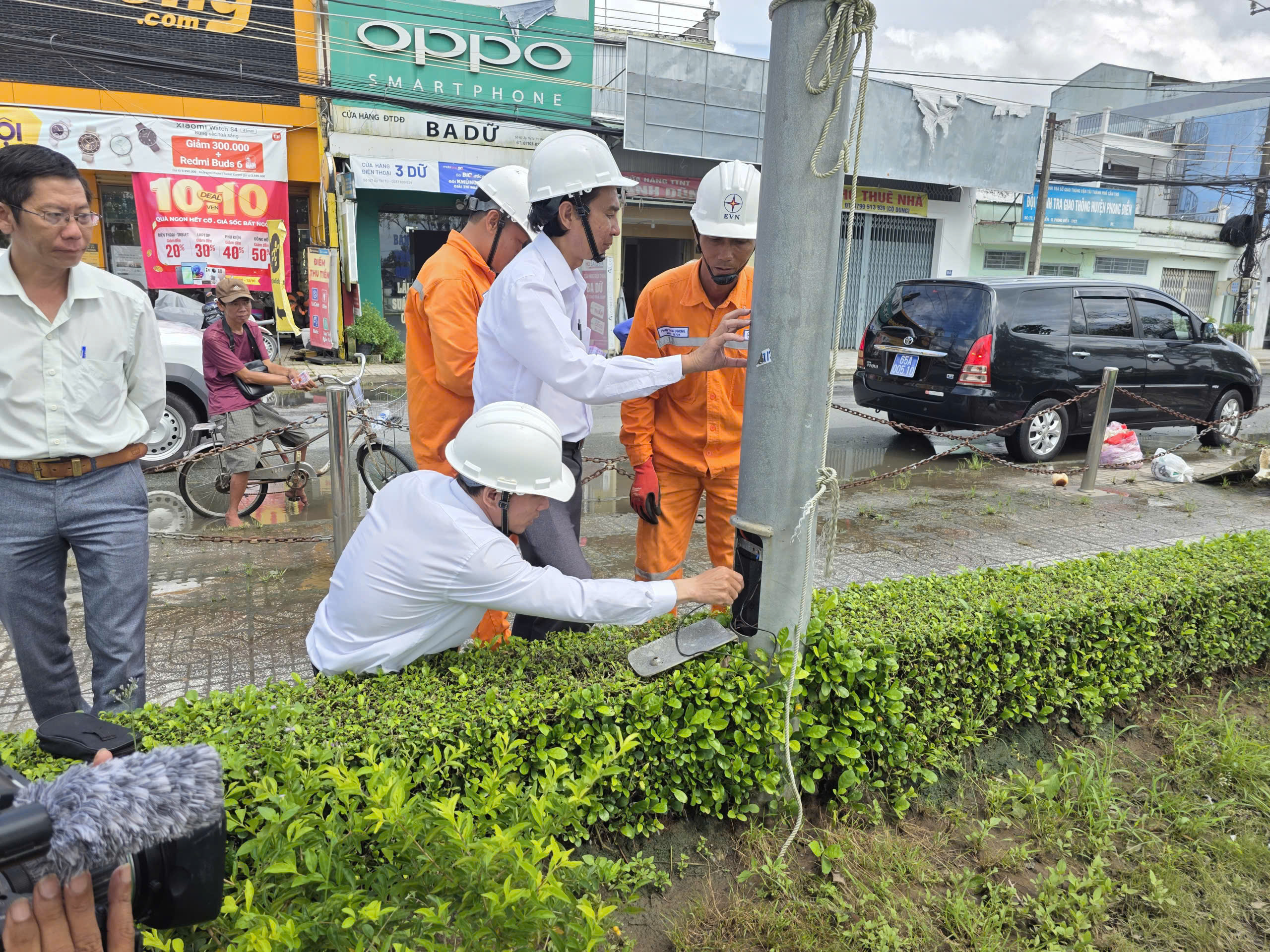 Vụ 2 học sinh bị điện giật tử vong khi triều cường: Công ty Điện lực Cần Thơ đề ra nhiệm vụ cấp bách - Ảnh 1.