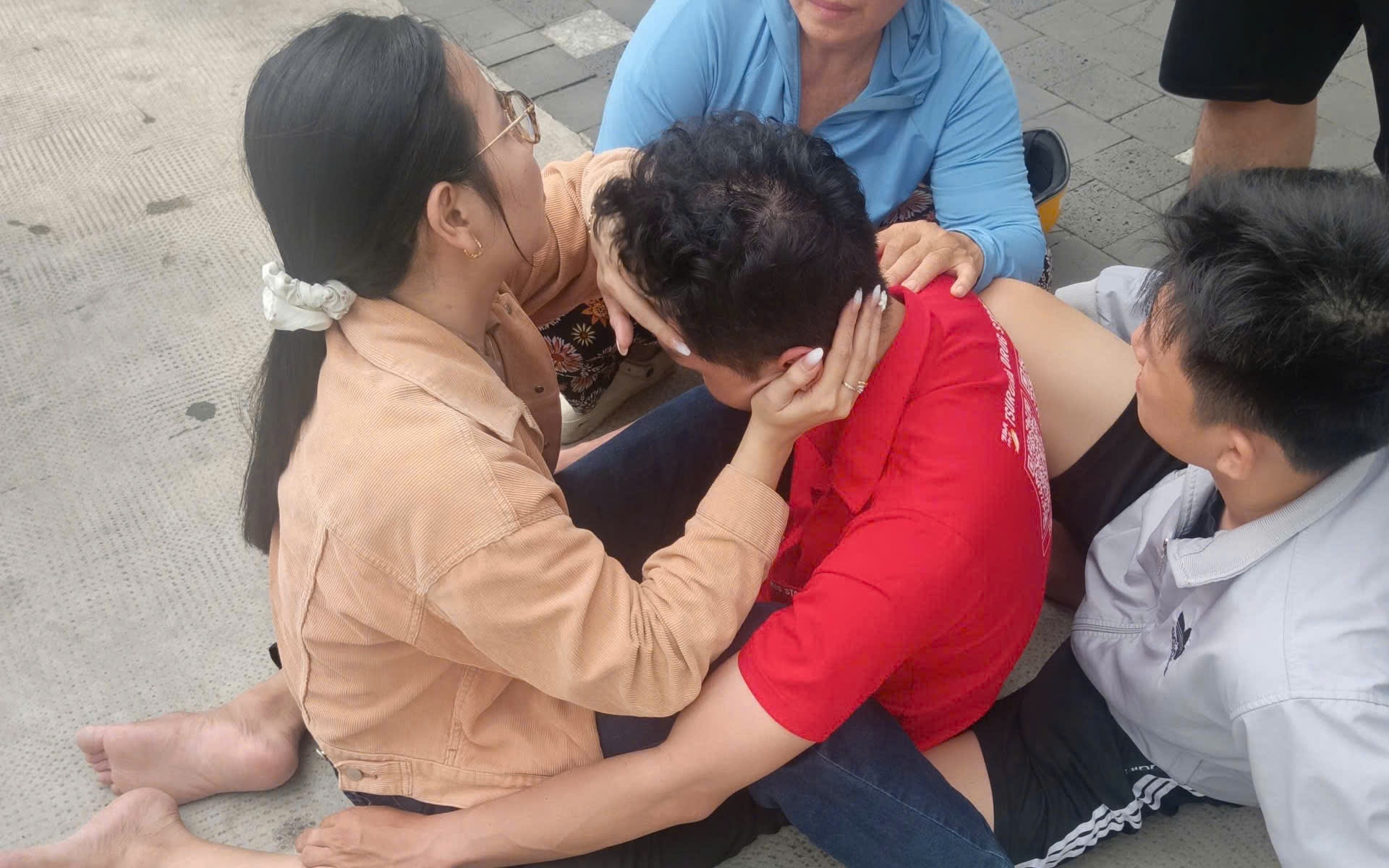 CLIP: Kịp thời cứu thanh niên có ý định nhảy xuống sông Sài Gòn tự tử